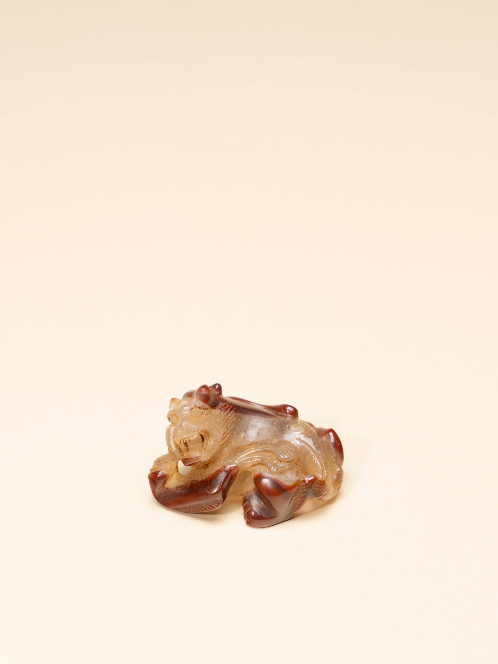 AN AGATE FIGURE OF A BIXIE: 年代(Age):HAN(206 B.C.-220 A.D.) 。尺寸(Size):4.5 cm Length, 2.4 cm Height。