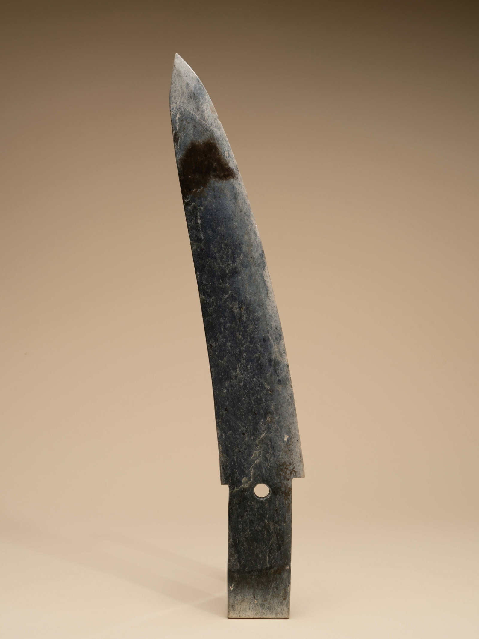 A CELADON JADE BLADE, GE: 年代(Age):NEOLITHIC PERIOD 。尺寸(Size):47.9 cm Length。
