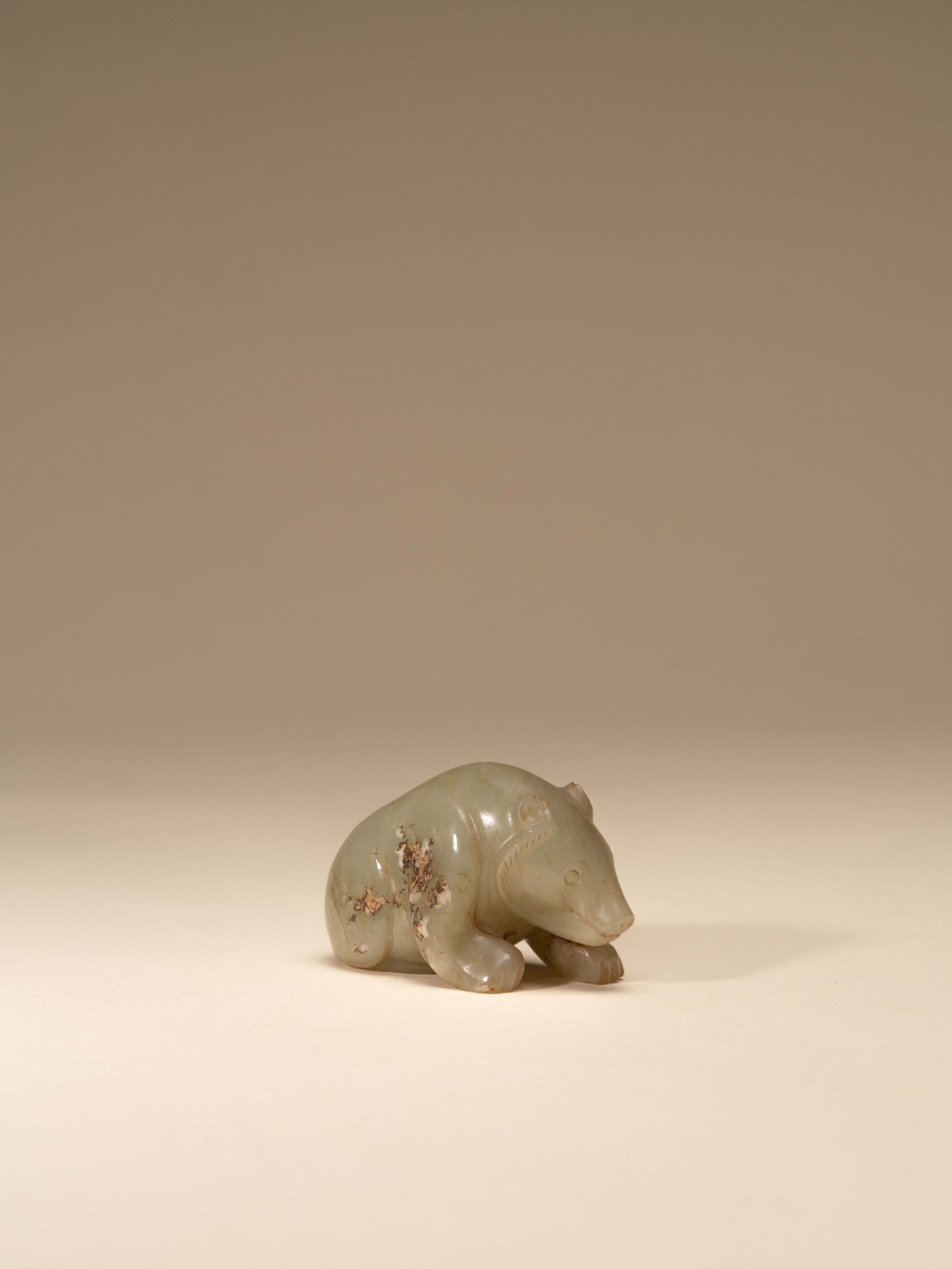 A JADE FIGURE OF A BEAR: 年代(Age):HAN(206 B.C.-220 A.D.) 。尺寸(Size):6.9 cm Length, 4 cm Height。