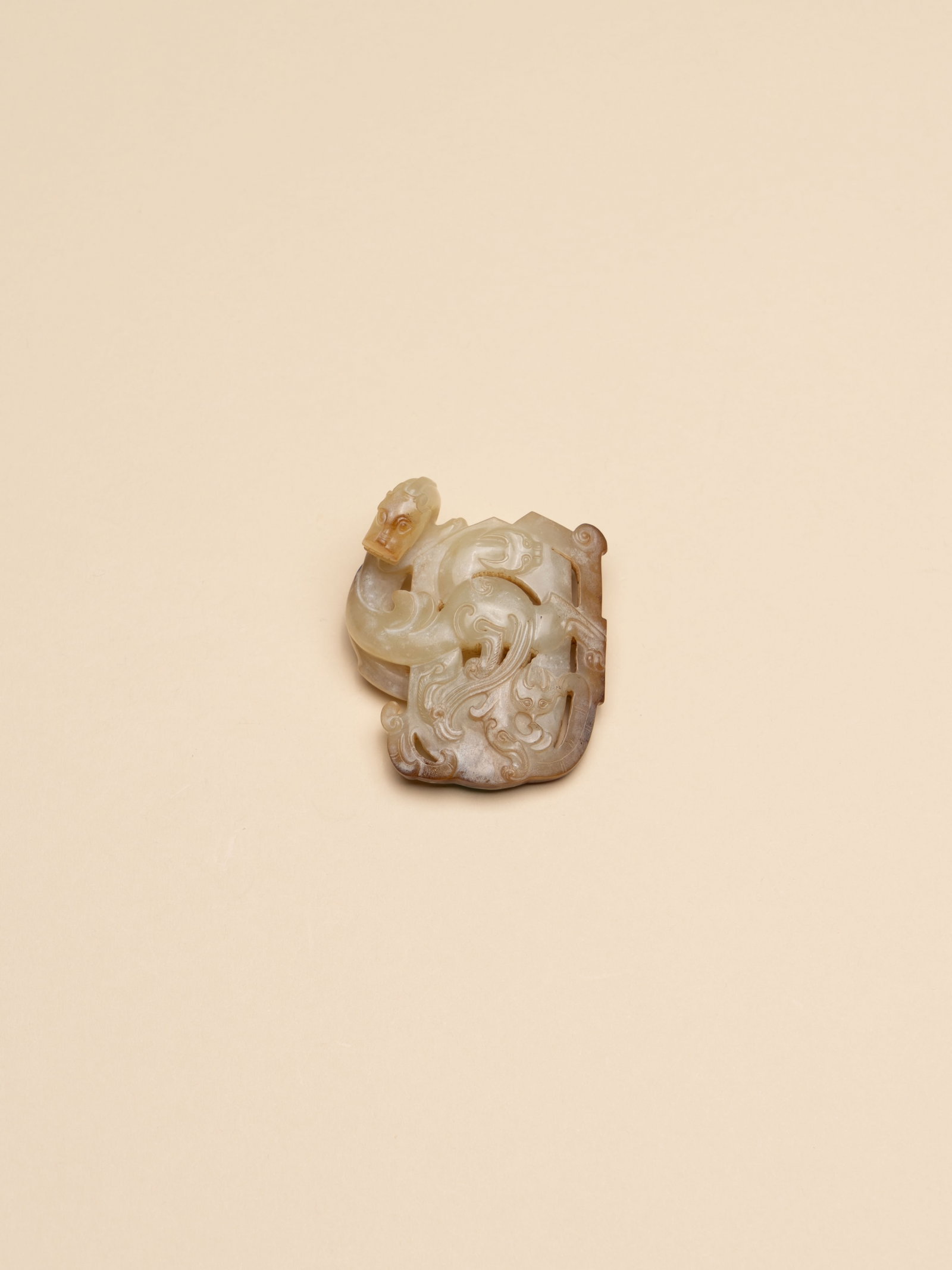A JADE 'DRAGON' PENDANT: 年代(Age):HAN(206 B.C.-220 A.D.) 。尺寸(Size):6.4 cm Height。