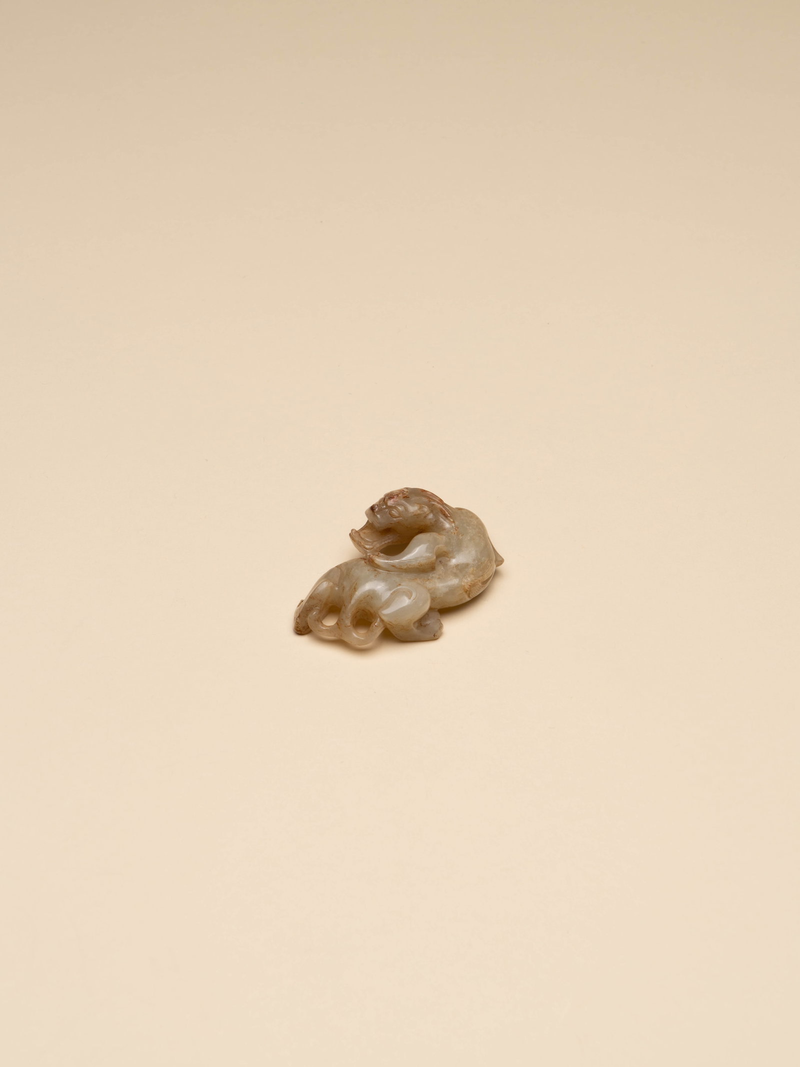 A JADE FIGURE OF A DRAGON: 年代(Age):HAN(206 B.C.-220 A.D.) 。尺寸(Size):6.3 cm Length, 2.4 cm Height。