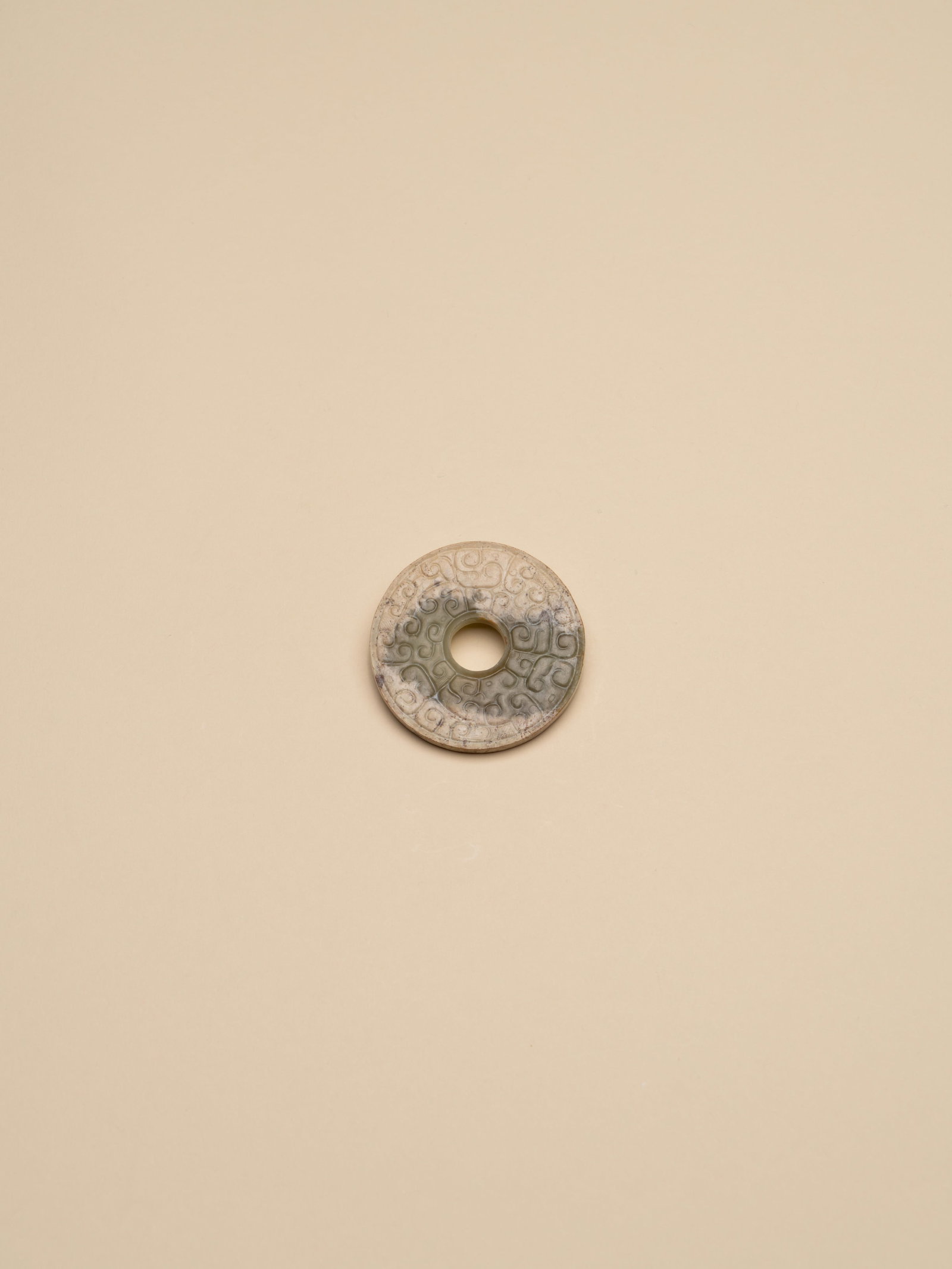 A JADE 'DRAGON' DISC, BI: 年代(Age):HAN(206 B.C.-220 A.D.) 。尺寸(Size):6.5 cm Diameter。