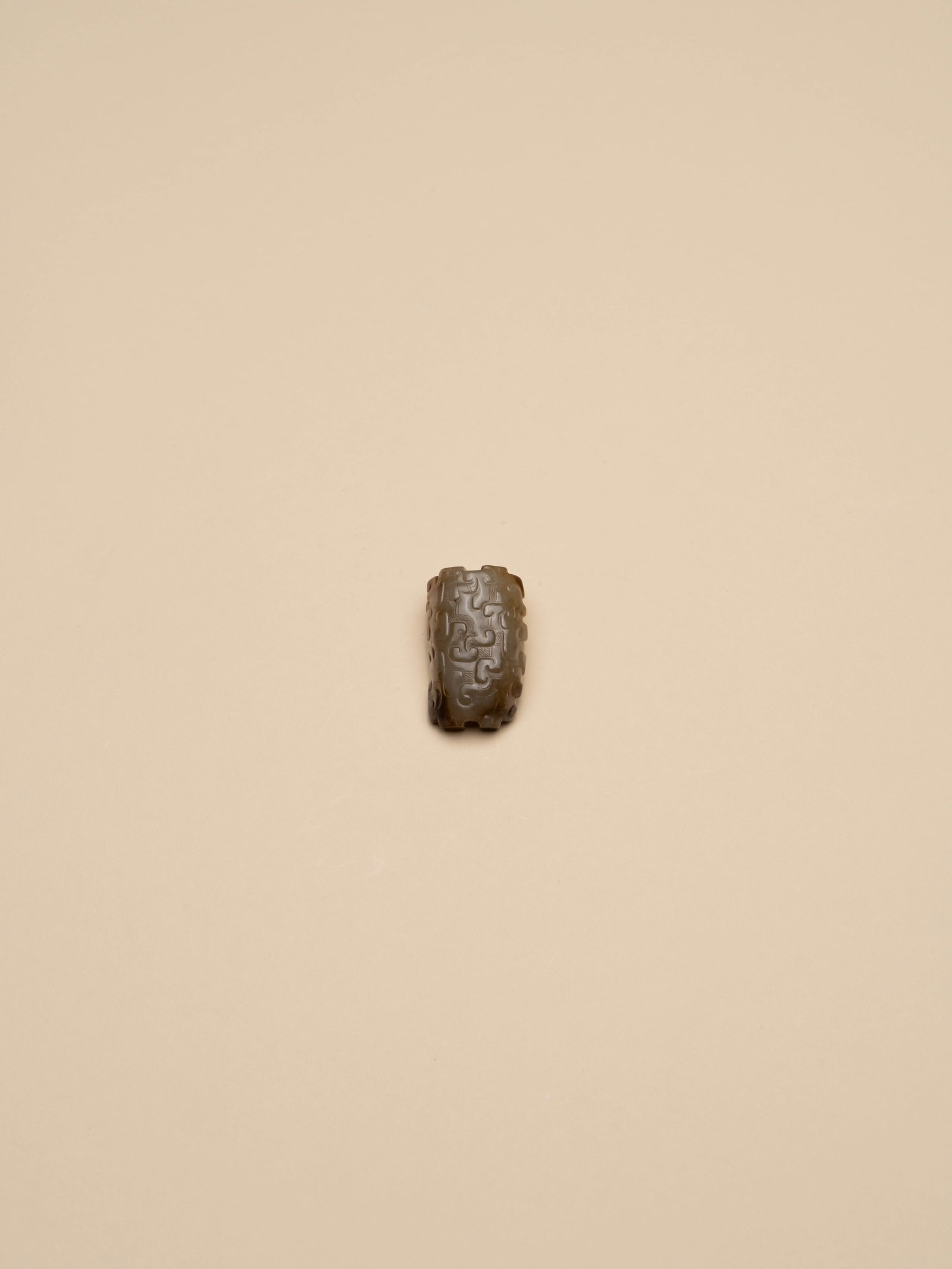 A JADE 'DRAGON' BEAD: 年代(Age):HAN(206 B.C.-220 A.D.) 。尺寸(Size):4.6 cm Height。