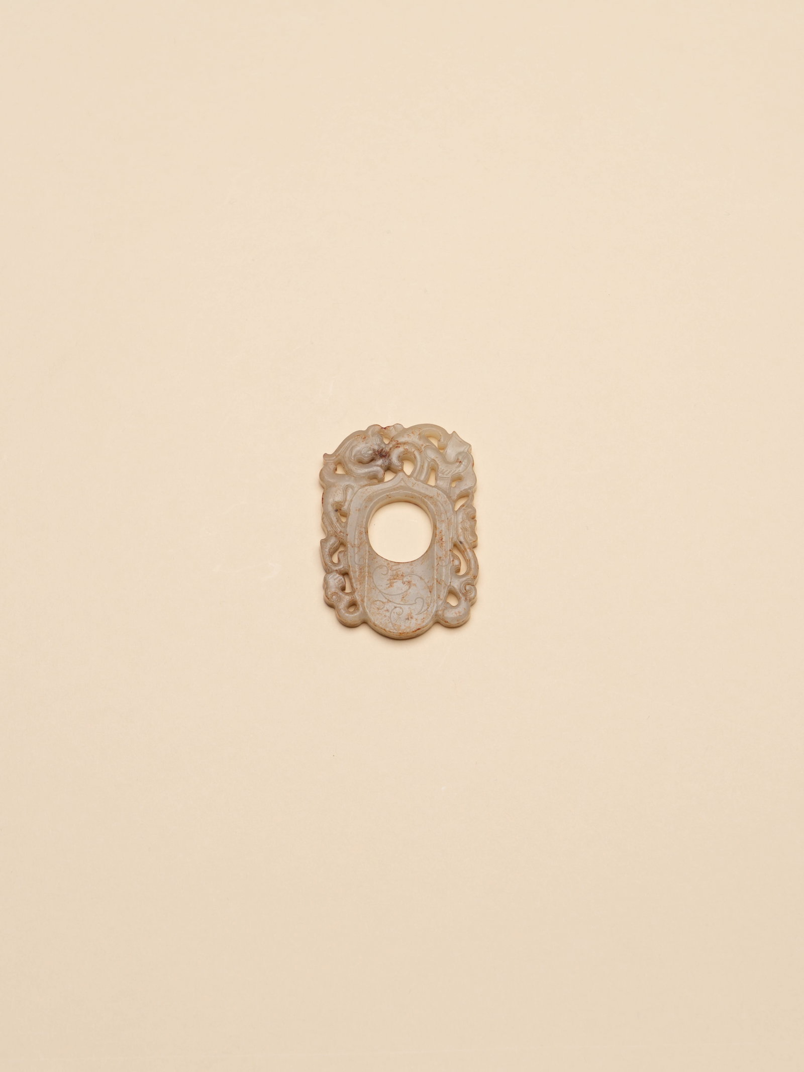 A JADE 'DRAGON' SHE-FORM PENDANT: 年代(Age):HAN(206 B.C.-220 A.D.) 。尺寸(Size):4.5 cm Width, 6.5 cm Height。