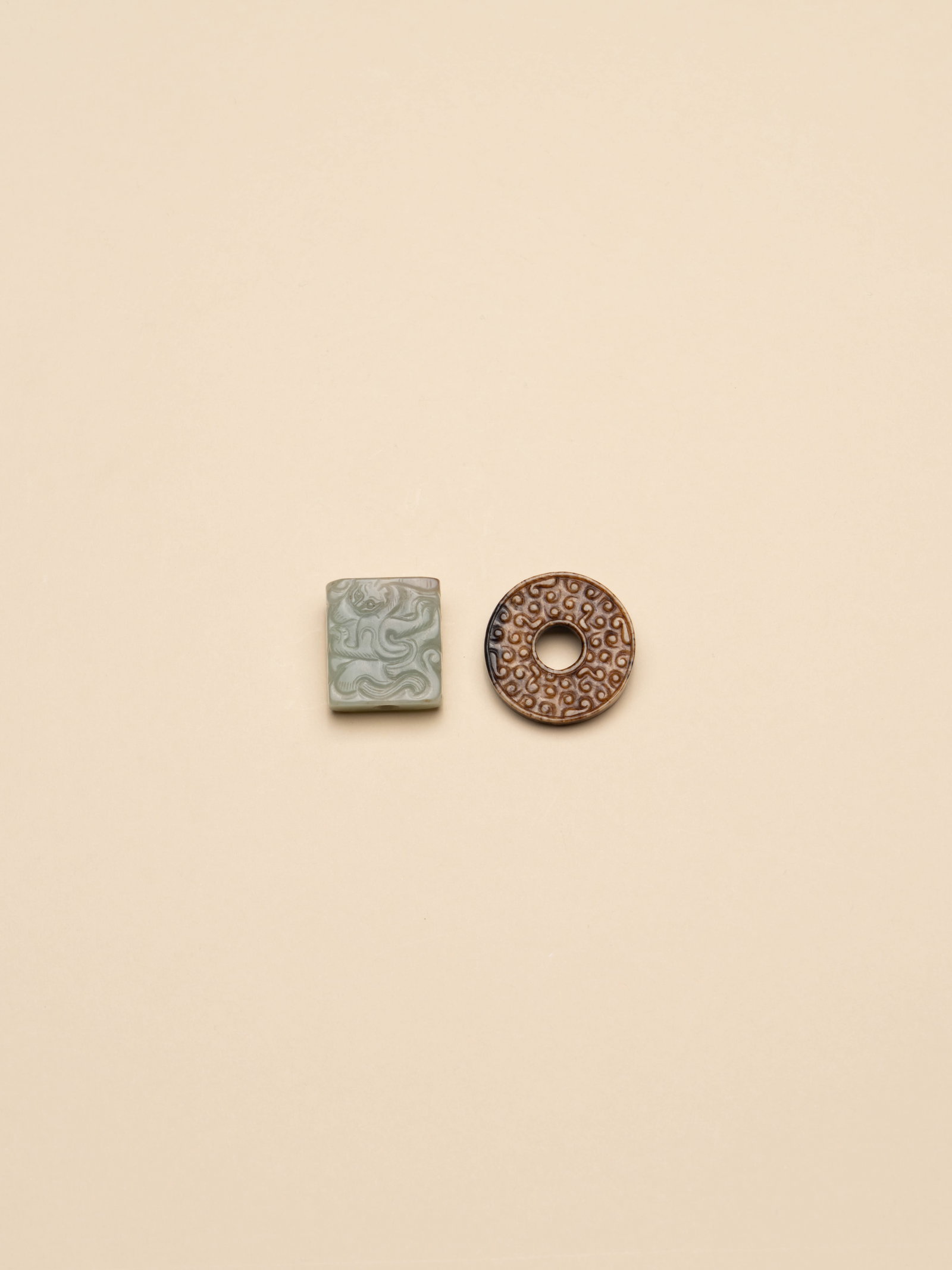 A JADE DISC, BI AND A JADE BEAD: 年代(Age):VARIOUS PERIOD 。尺寸(Size):3×2.8 cm / 3.7 cm Diameter。