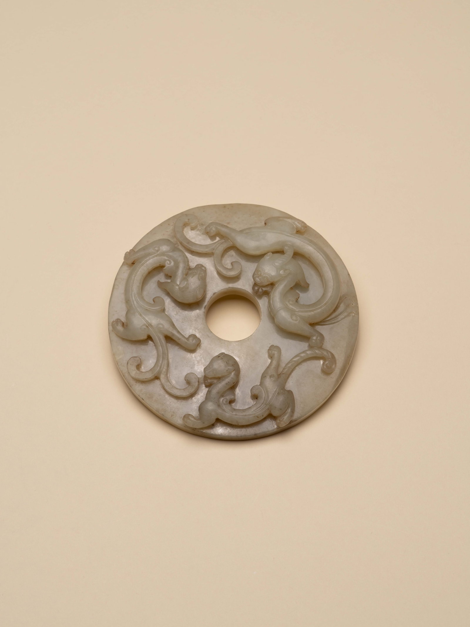 A JADE 'DRAGON' DISC, BI: 年代(Age):HAN(206 B.C.-220 A.D.) 。尺寸(Size):13.1 cm Diameter。
