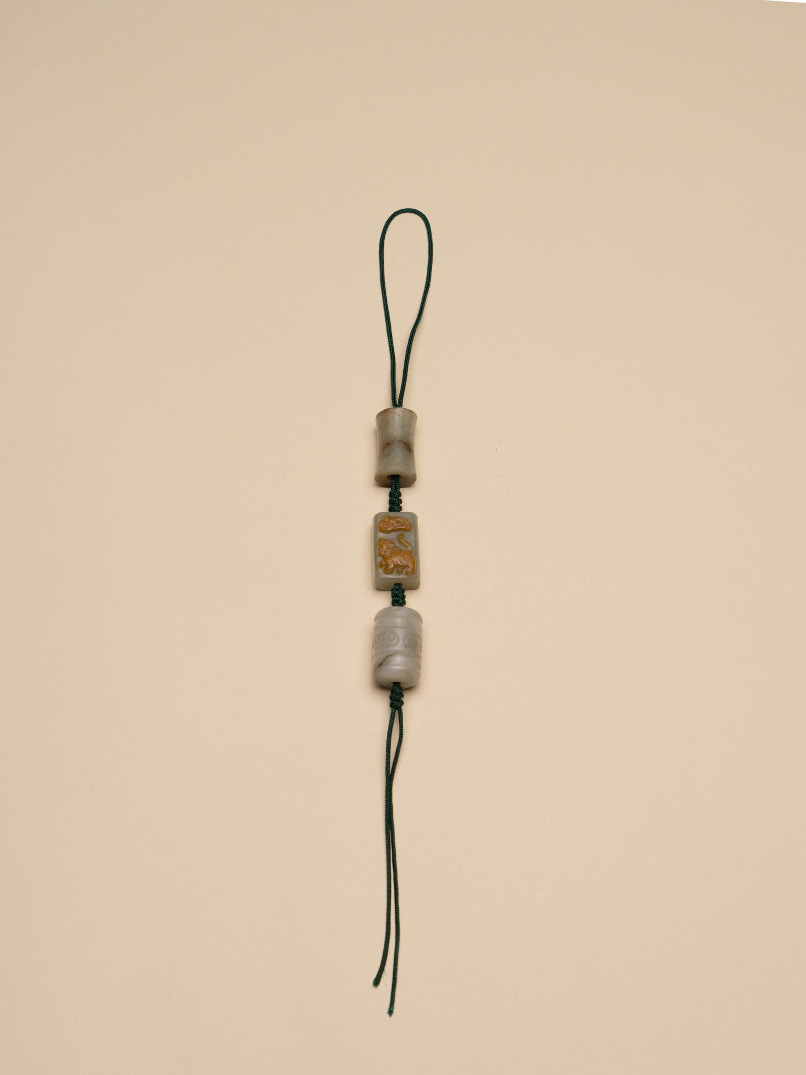 A STRING OF WHITE JADE 'BEAST' BEADS: 年代(Age):VARIOUS PERIOD 。尺寸(Size):Various Sizes (2.9 cm Maximum Height)。