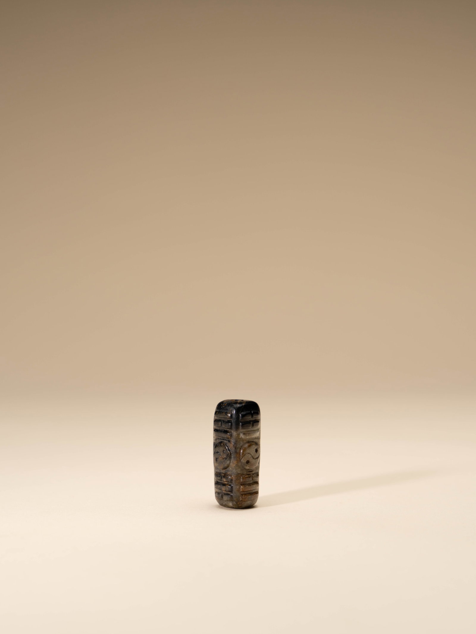 A JADE 'EIGHT TRIGRAMS' BEAD: 年代(Age):SONG(960-1279 A.D.) 。尺寸(Size):4.3 cm Height。