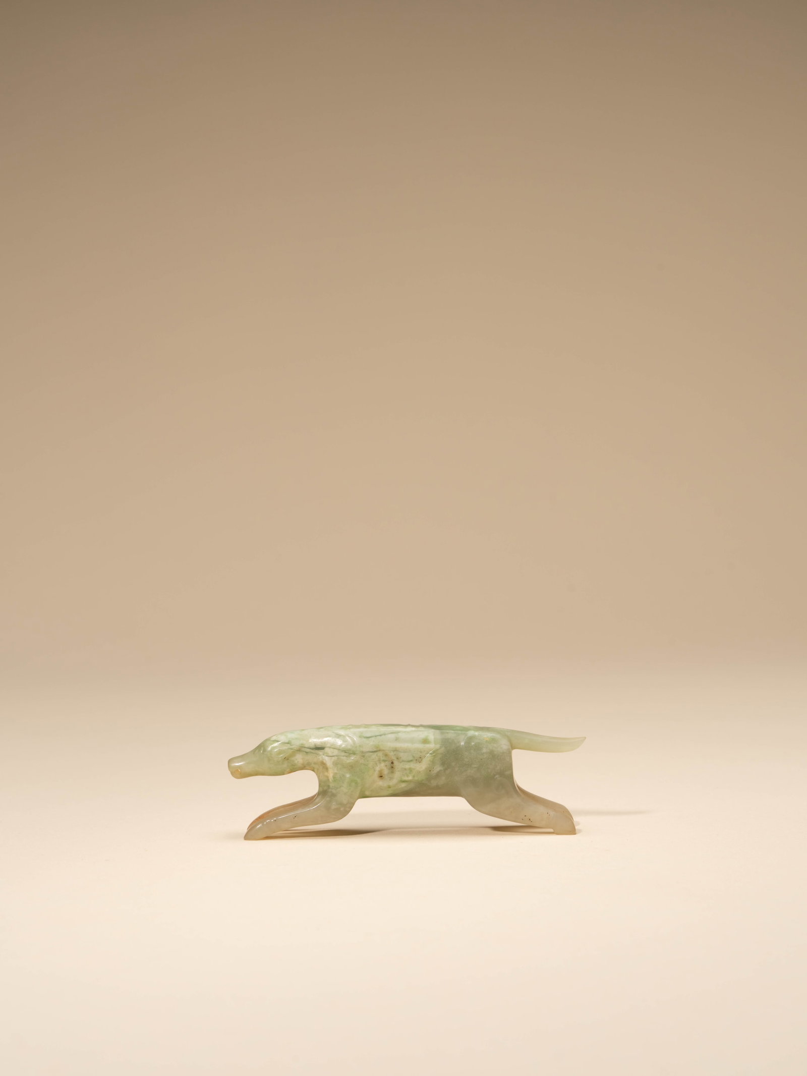 A JADE FIGURE OF A DOG: 年代(Age):SONG(960-1279 A.D.) 。尺寸(Size):9 cm Length。