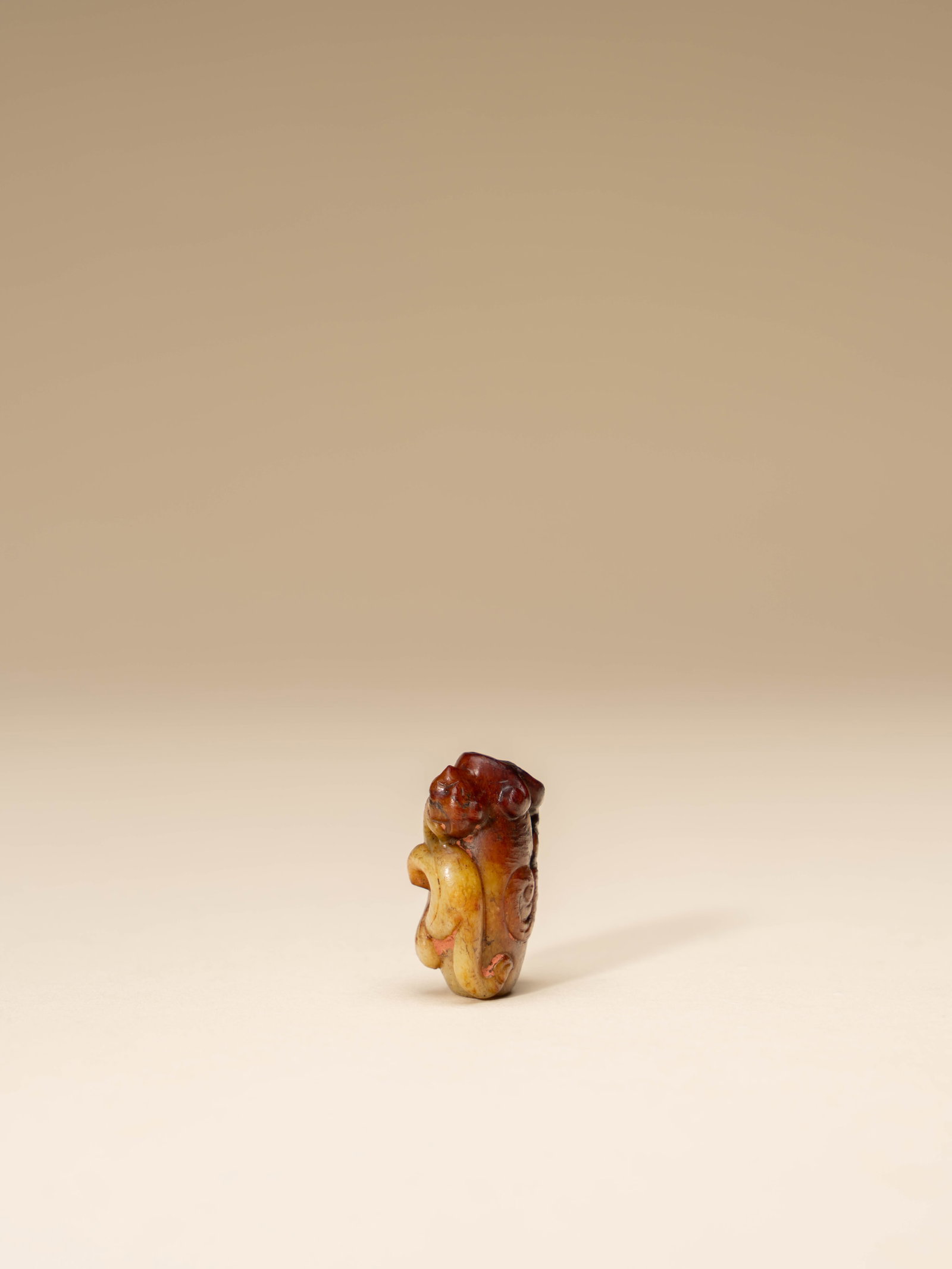 A JADE 'DRAGON' BEAD: 年代(Age):HAN(206 B.C.-220 A.D.) 。尺寸(Size):3.2 cm Height。