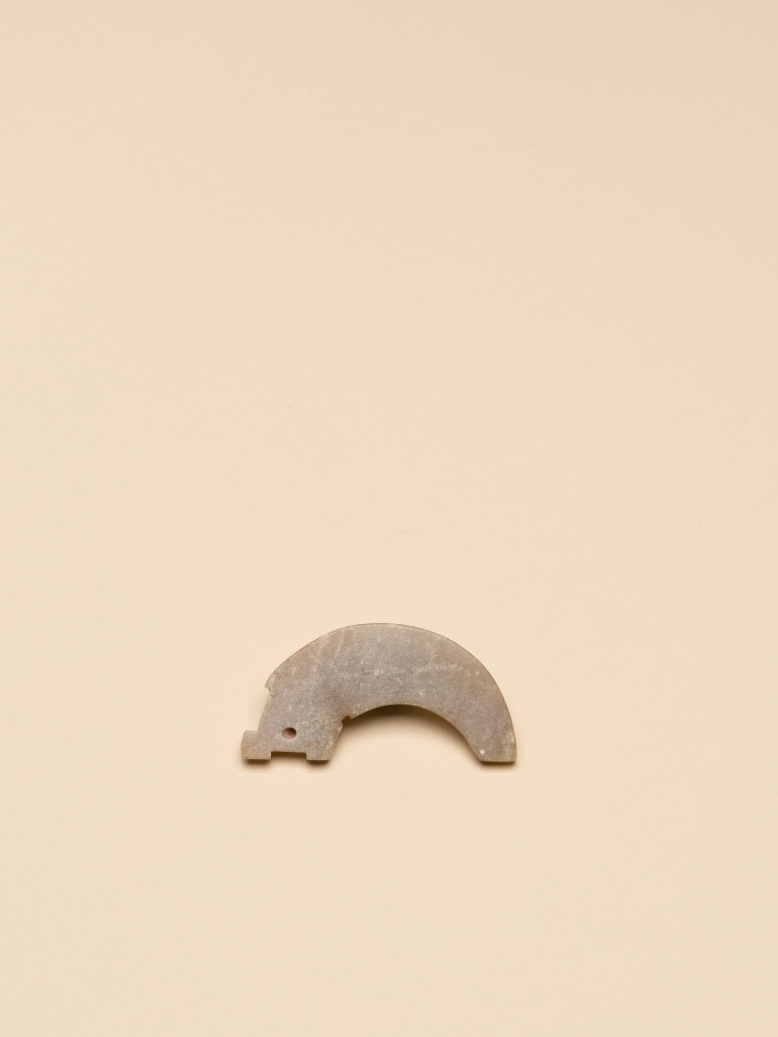 A JADE CARVING, XI: 年代(Age):HAN(206 B.C.-220 A.D.) 。尺寸(Size):5.5 cm Width, 2.7 cm Height。