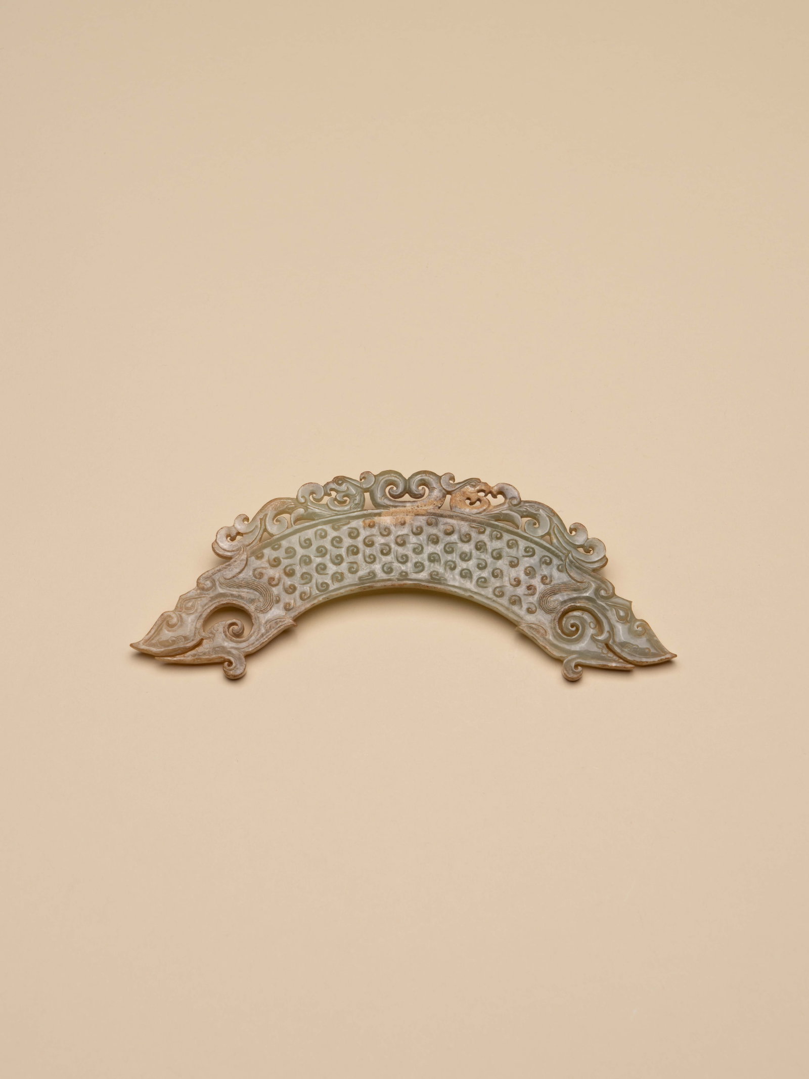 A YELLOW JADE 'BEAST' PENDANT, HUANG: 年代(Age):WARRING STATES PERIOD OR HAN 。尺寸(Size):17.8 cm Width。