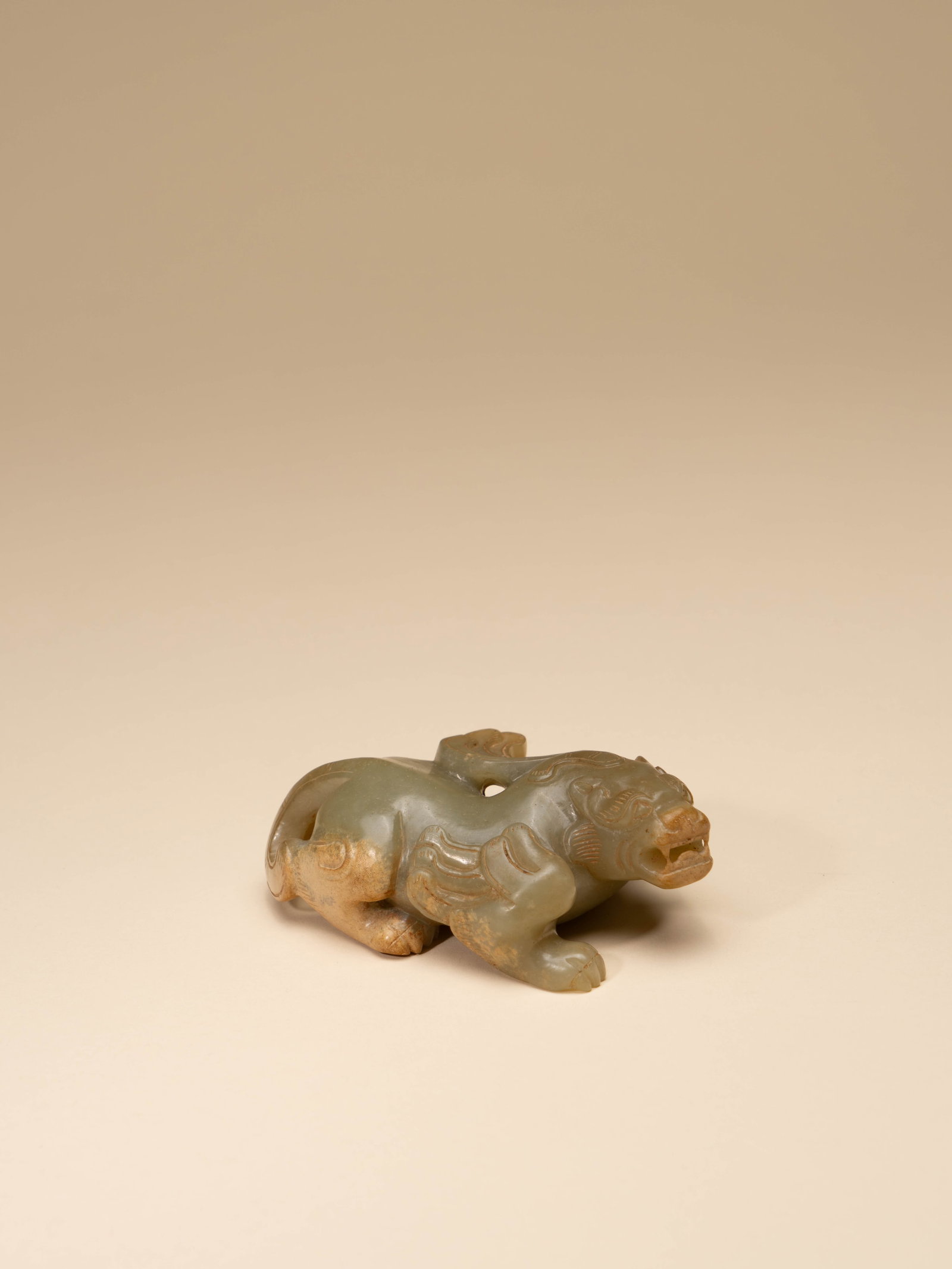 A YELLOW JADE FIGURE OF A MYTHICAL BEAST: 年代(Age):HAN(206 B.C.-220 A.D.) 。尺寸(Size):11.5 cm Length, 4.1 cm Height。