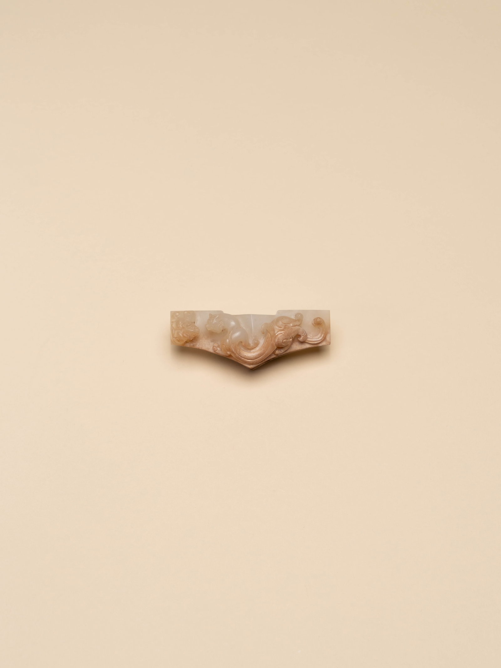 A WHITE JADE 'DRAGON AND BEAR' SWORD GUARD: 年代(Age):HAN(206 B.C.-220 A.D.) 。尺寸(Size):8.2 cm Length。