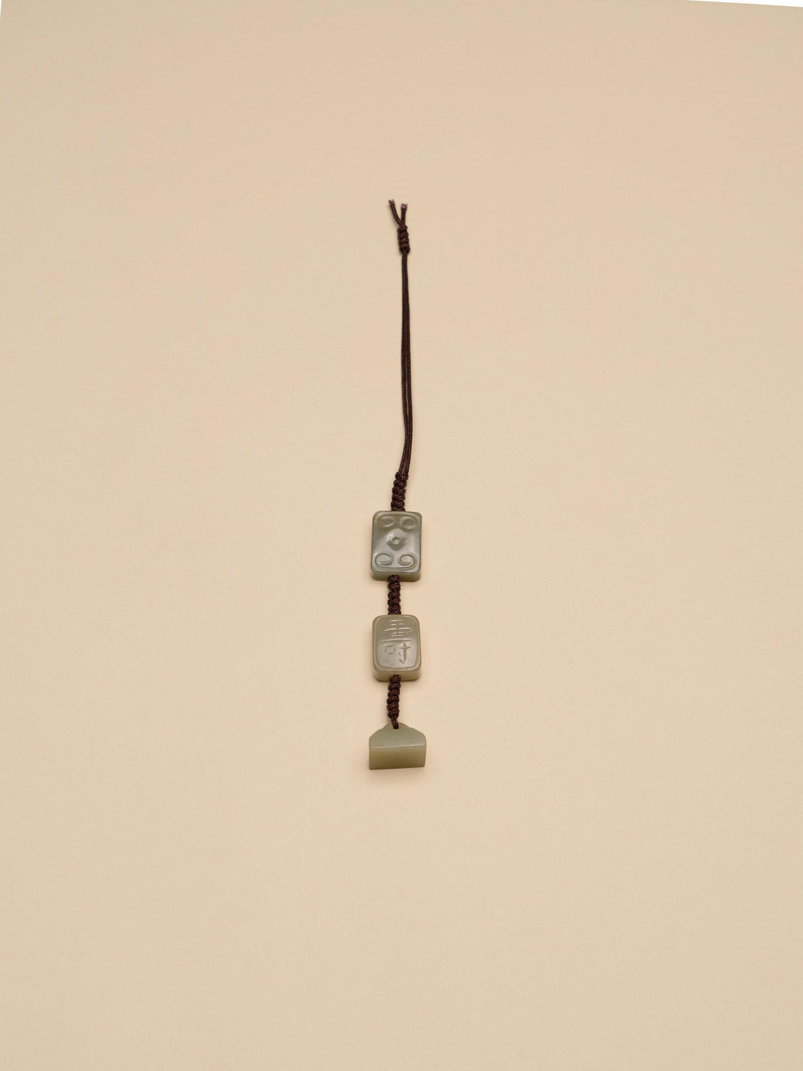 A STRING OF JADE BEADS: 年代(Age):VARIOUS PERIOD 。尺寸(Size):Various Sizes (2.1 cm Maximum Height)。款：「福」、「壽」。
