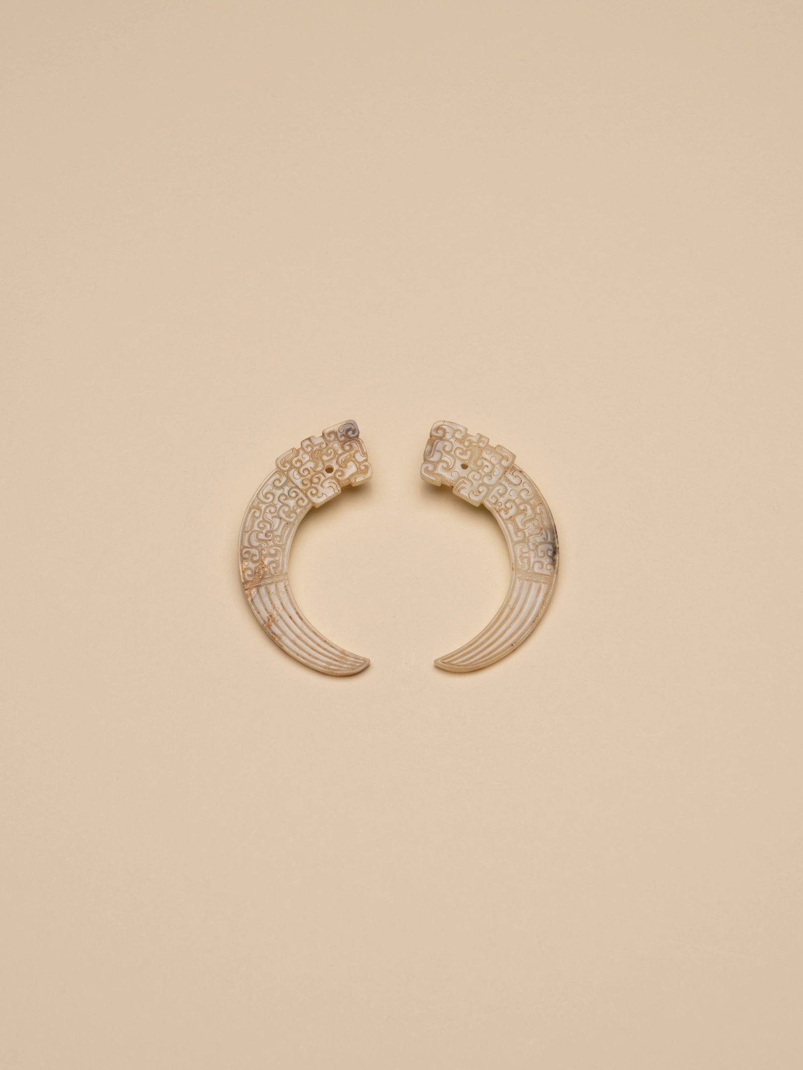 A PAIR OF WHITE JADE 'DRAGON' PENDANTS, XI: 年代(Age):WARRING STATES PERIOD(475-221 B.C.) 。尺寸(Size):8.2 cm Length (each)。