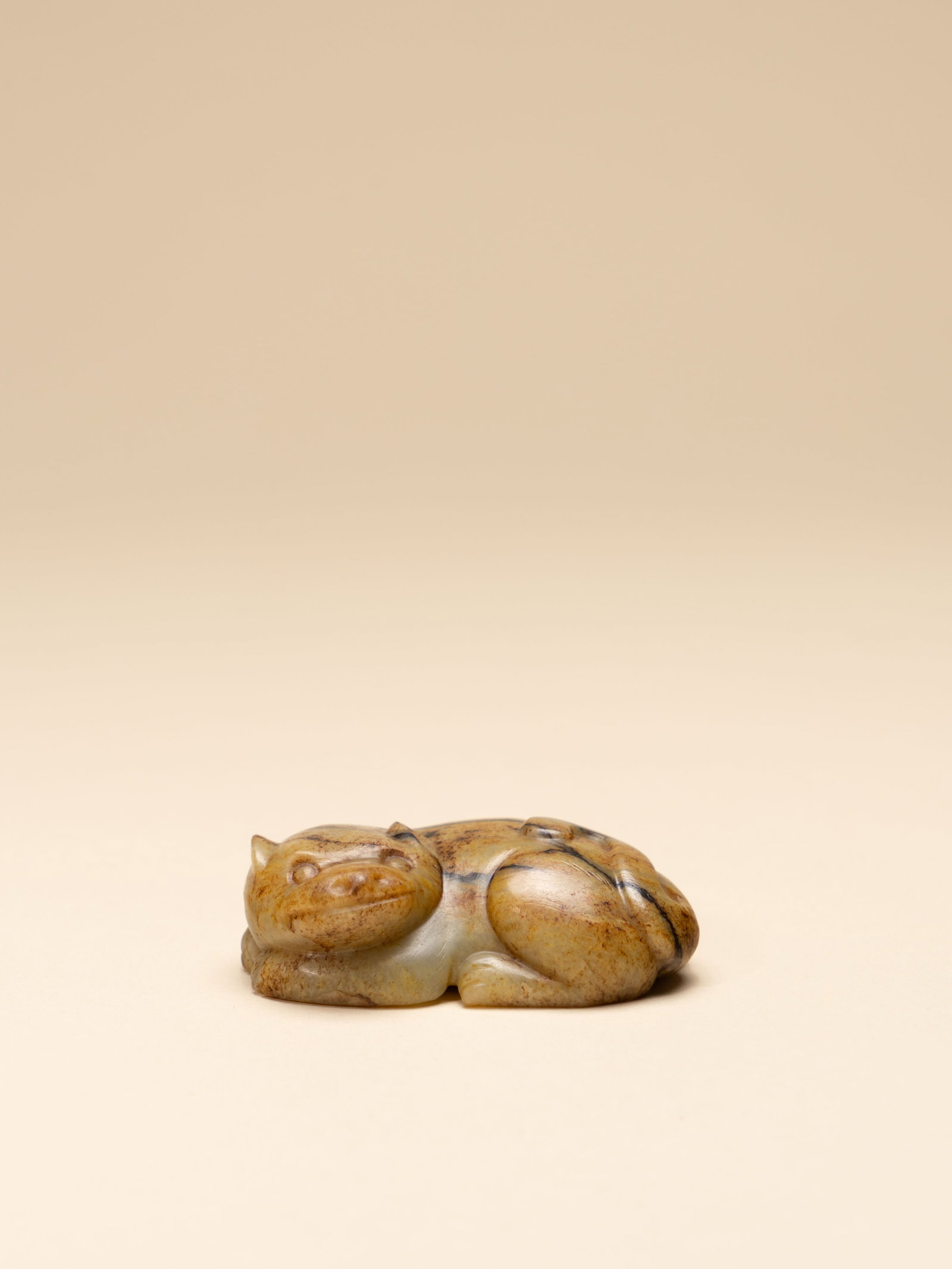 A JADE FIGURE OF A RECUMBENT BEAST: 年代(Age):SONG(960-1279 A.D.) 。尺寸(Size):7.1 cm Length, 2 cm Height。
