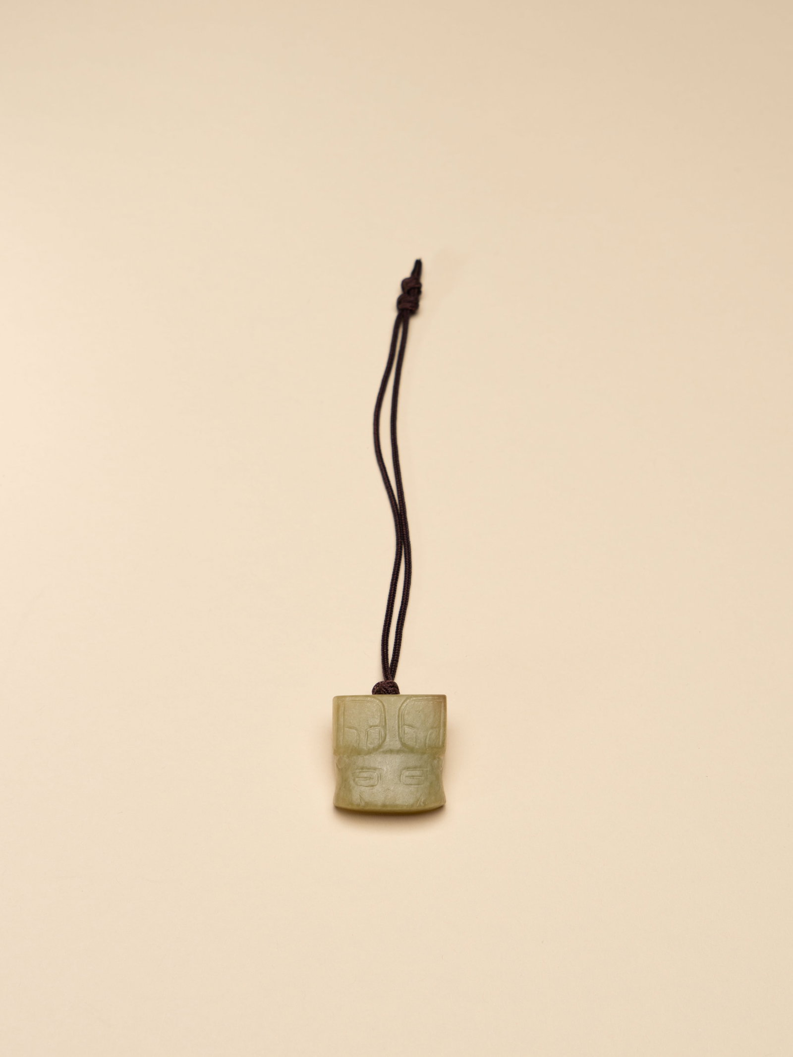AN ARCHAISTIC YELLOW JADE 'DRAGON' PENDANT: 年代(Age):SONG(960-1279 A.D.) 。尺寸(Size):2.9 cm Width, 2.9 cm Height。