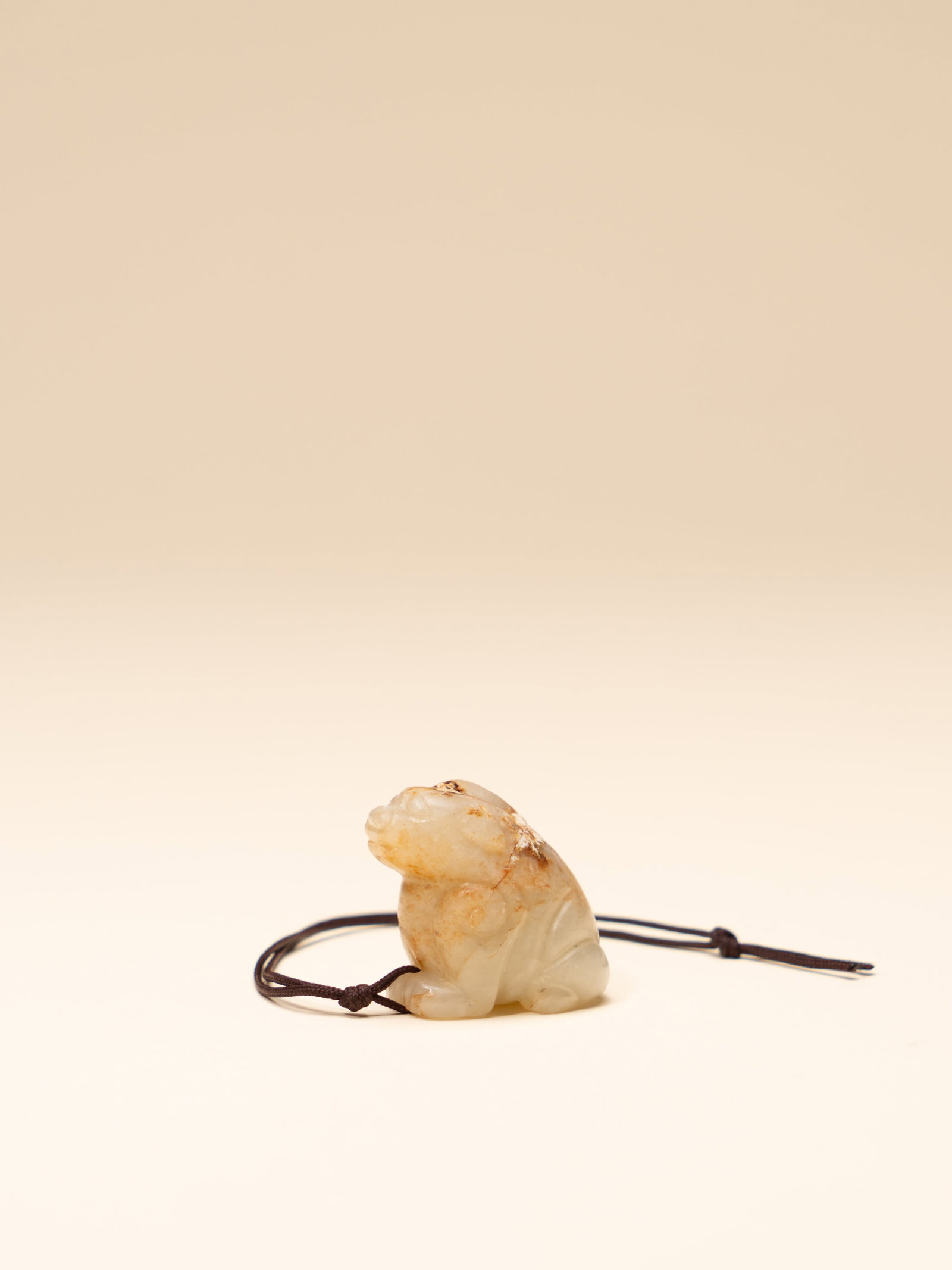 A JADE 'MYTHICAL BEAST' PENDANT: 年代(Age):SONG(960-1279 A.D.) 。尺寸(Size):3.5 cm Length, 3 cm Height。