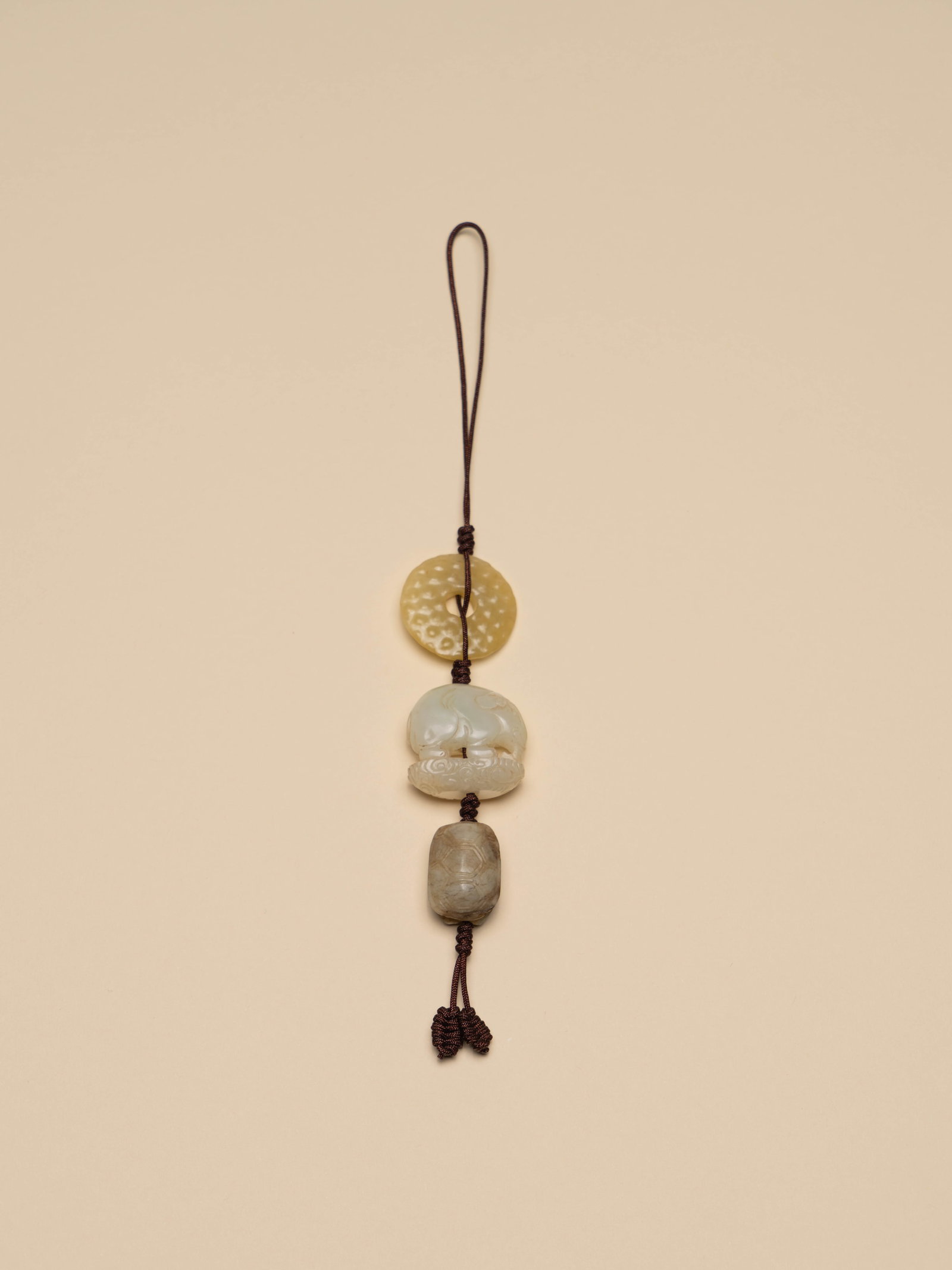 A STRING OF JADE BEADS: 年代(Age):YUAN(1271-1368 A.D.) 。尺寸(Size):Various Sizes (3.2 cm Maximum Height)。