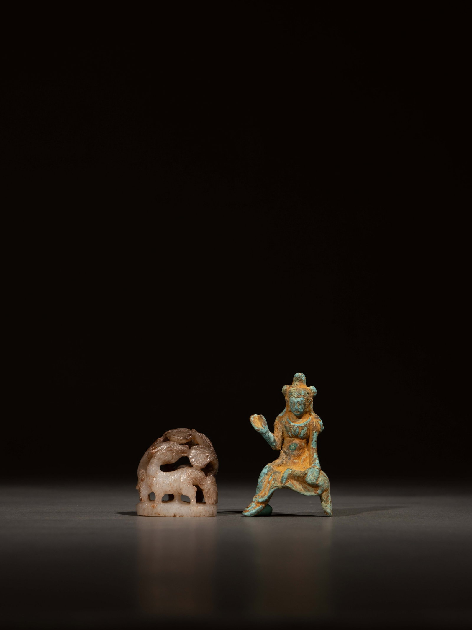 A JADE FINIAL AND A BRONZE FIGURE OF BUDDHA: 年代(Age):VARIOUS PERIOD 。尺寸(Size):3.3 cm Height / 5.8 cm Height。 來源：日本私人收藏。