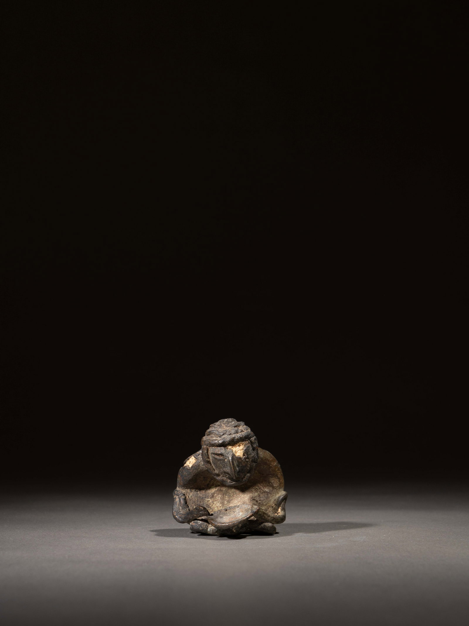 A BRONZE FIGURE OF A FOREIGNER: 年代(Age):NORTHERN DYNASTIES (386-581 A.D.) 。尺寸(Size):5.4 cm Height。