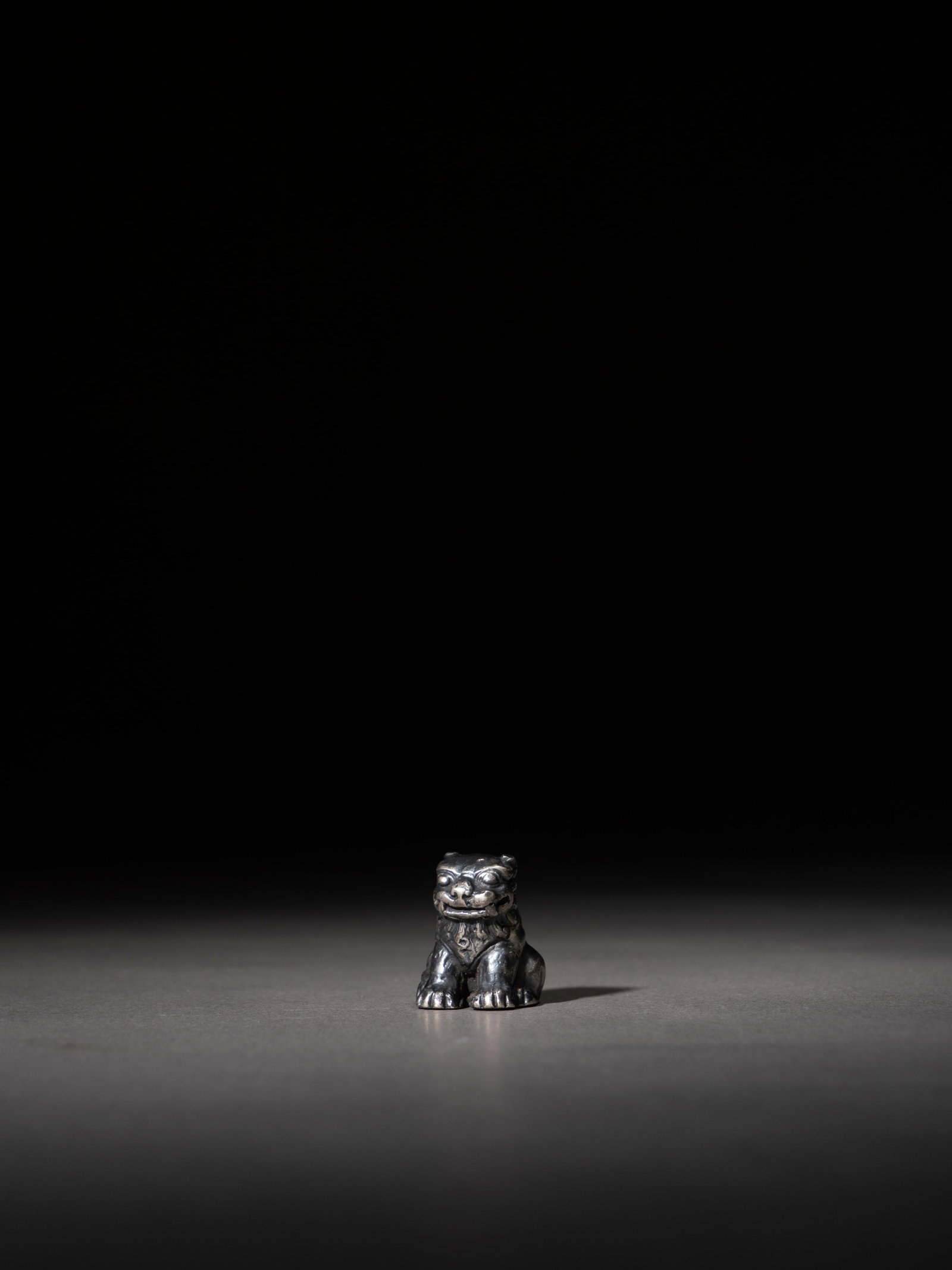 A KASHMIR SILVER FIGURE OF A GUARDIAN LION: 年代(Age):9-11TH CENTURY 。尺寸(Size):2 cm Length, 2.2 cm Height。 來源：日本私人收藏。