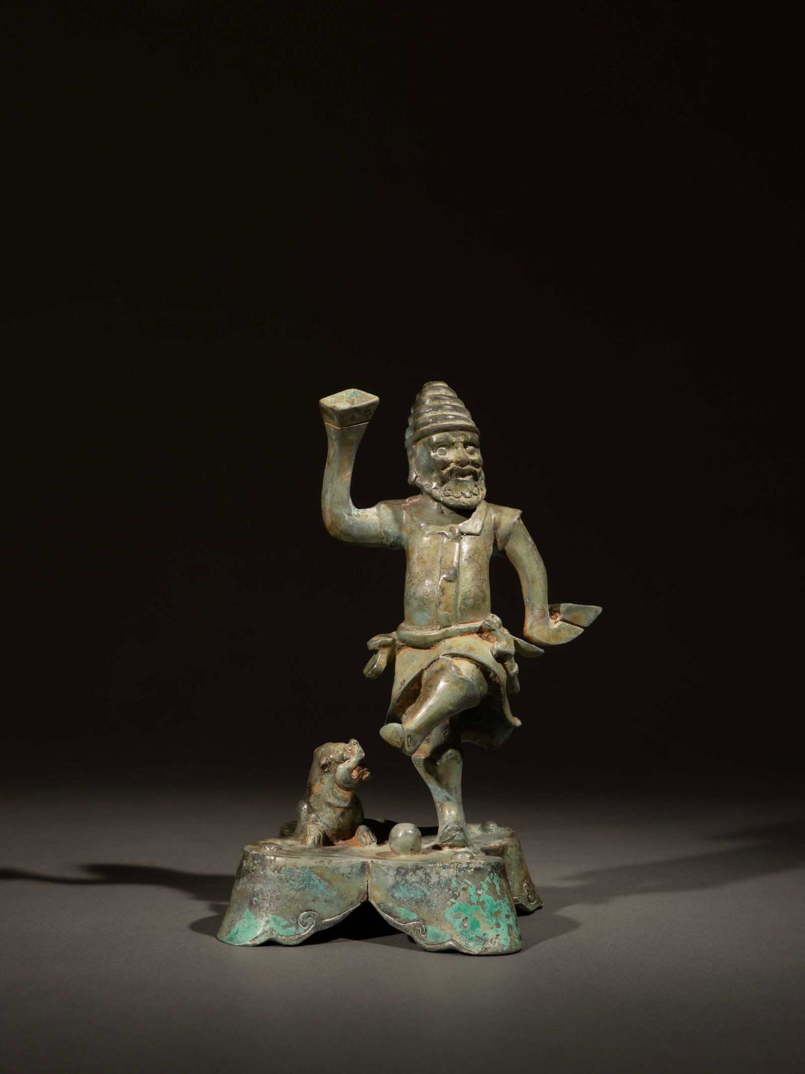 A BRONZE FIGURE OF A FOREIGNER: 年代(Age):QING OR BEFORE 。尺寸(Size):13.5 cm Length, 18 cm Height。 來源：日本私人收藏。