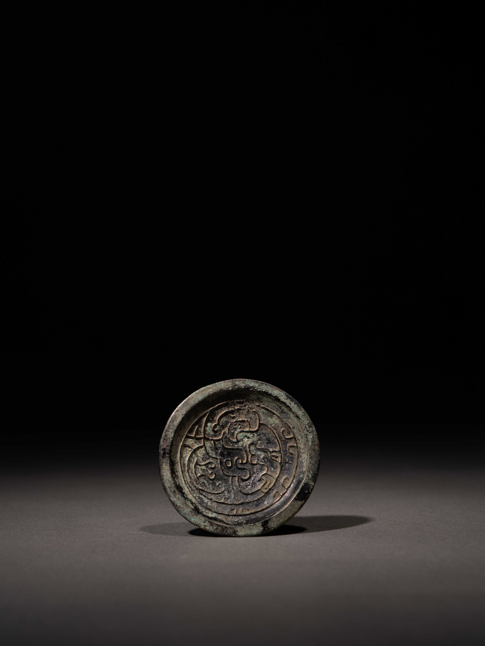 A BRONZE 'DRAGON' PENDANT: 年代(Age):LATE WESTERN ZHOU 。尺寸(Size):4.8 cm Diameter。 來源：日本私人收藏。