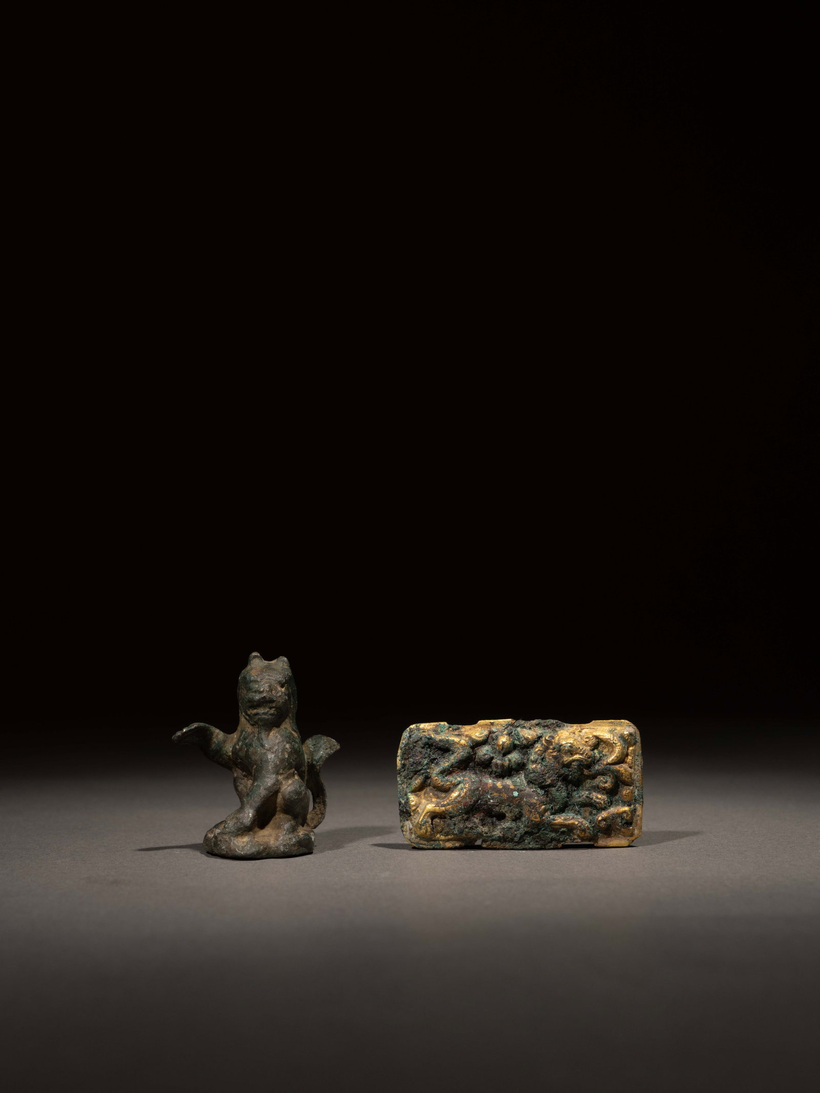 A BRONZE FIGURE OF LION AND A GILT-BRONZE 'LION' PLAQUE: 年代(Age):TANG(618-907 A.D.) 。尺寸(Size):3.5 cm Width, 4.2 cm Height / 5.2 cm Length, 2.5 cm Width。 來源：日本私人ਟ