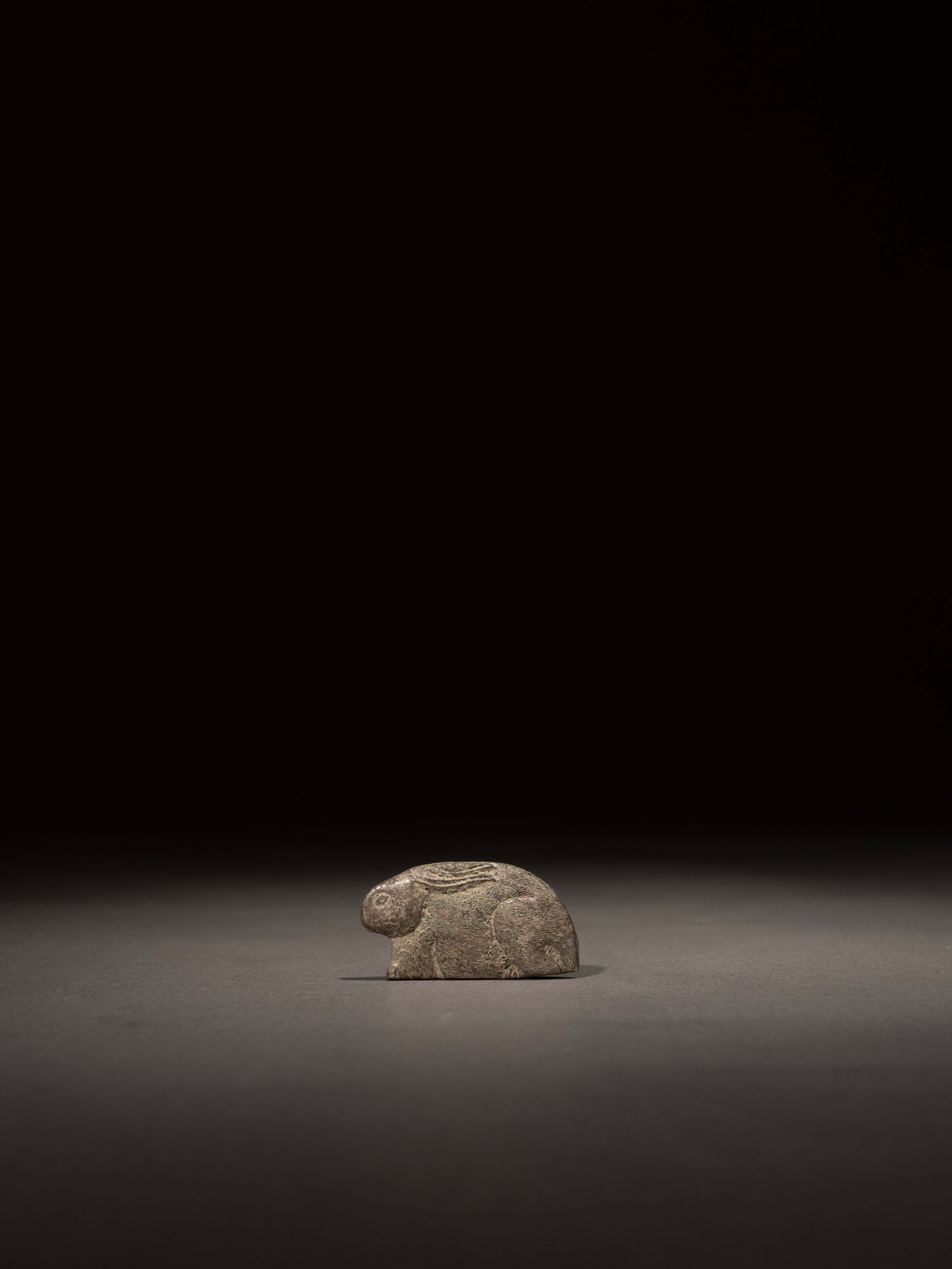 A SILVER 'RABBIT' ORNAMENT: 年代(Age):TANG(618-907 A.D.) 。尺寸(Size):4 cm Length。 來源：日本私人收藏。