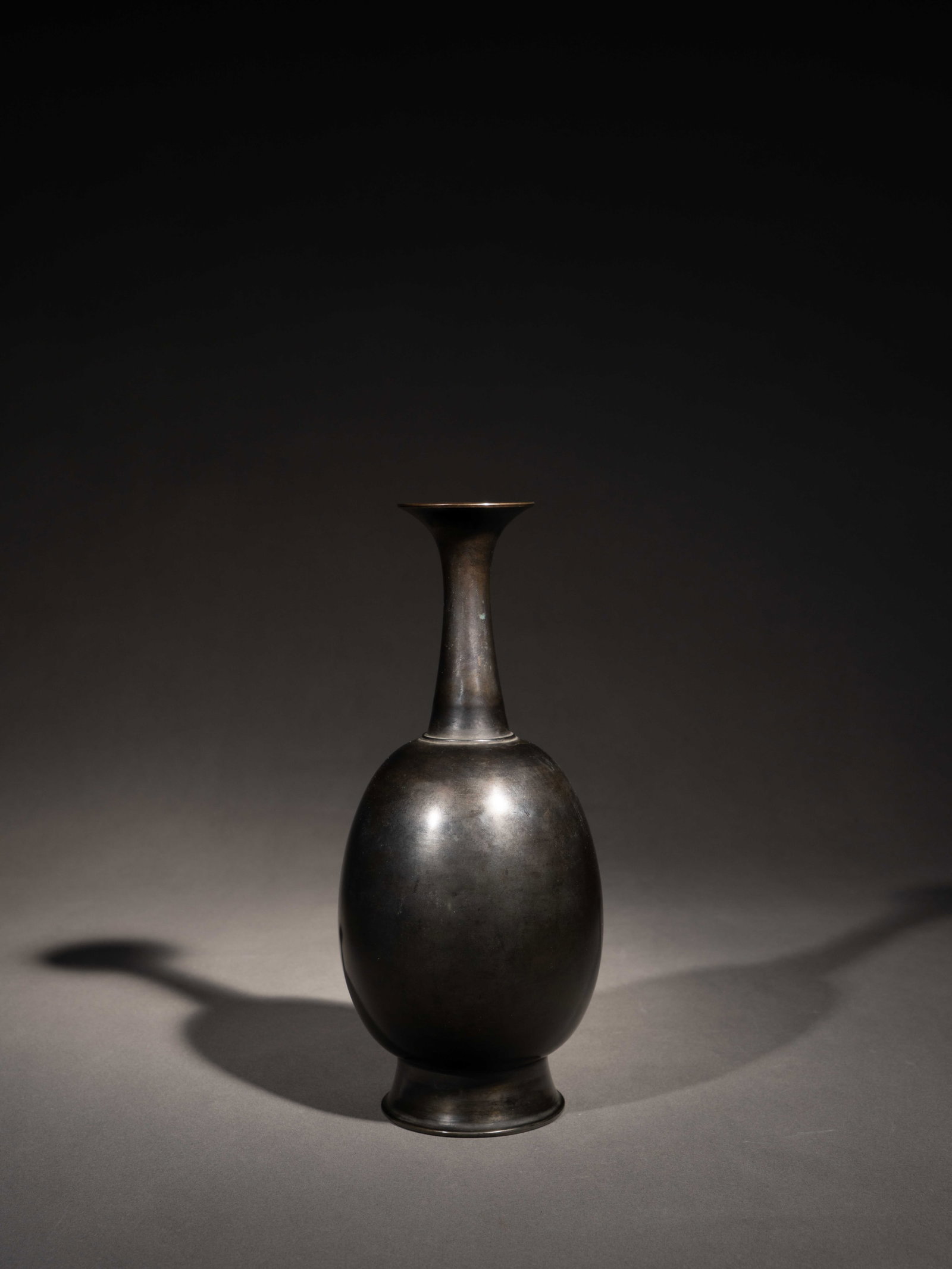 A BRONZE KUNDIKA: 年代(Age):TANG(618-907 A.D.) 。尺寸(Size):21.7 cm Height。 參閱： 9-11 世紀銅鎏金淨瓶，台