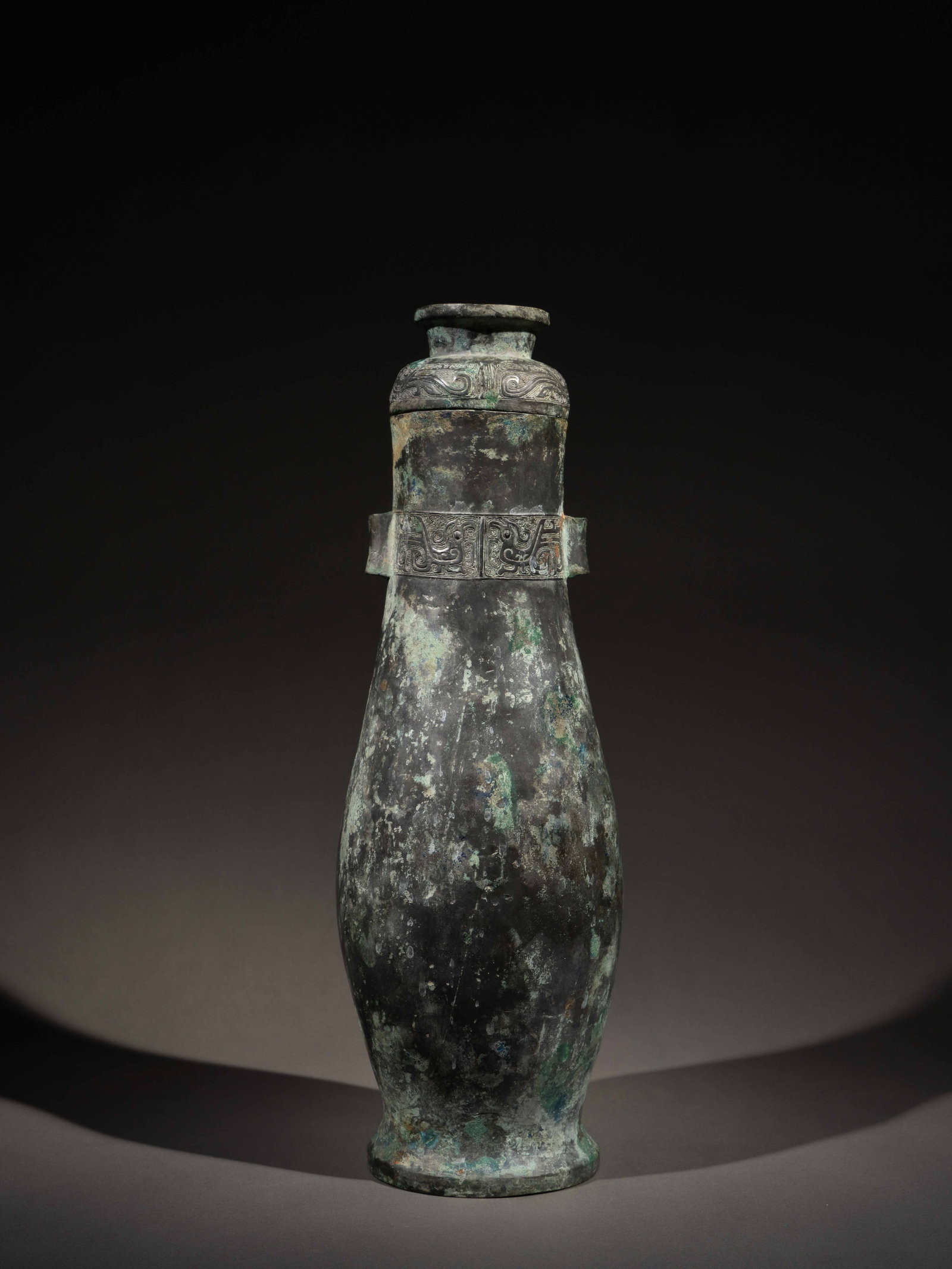 A BRONZE RITUAL WINE VESSEL, HU: 年代(Age):WESTERN ZHOU(1046-771 B.C.) 。尺寸(Size):42.5 cm Height。 參閱：1.西周早期 青銅壺，ŀ