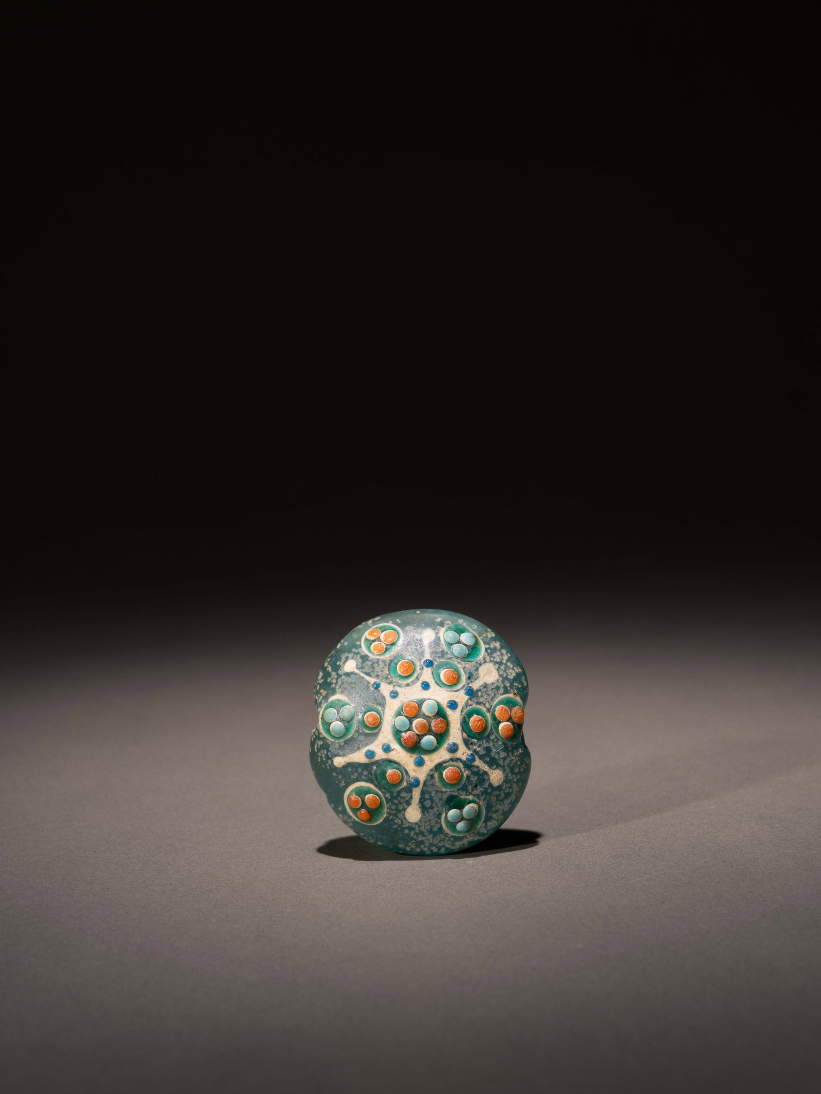A GEMSTONE-INLAID GLASS PENDANT: 年代(Age):BEFORE TANG 。尺寸(Size):5.4 cm Width。