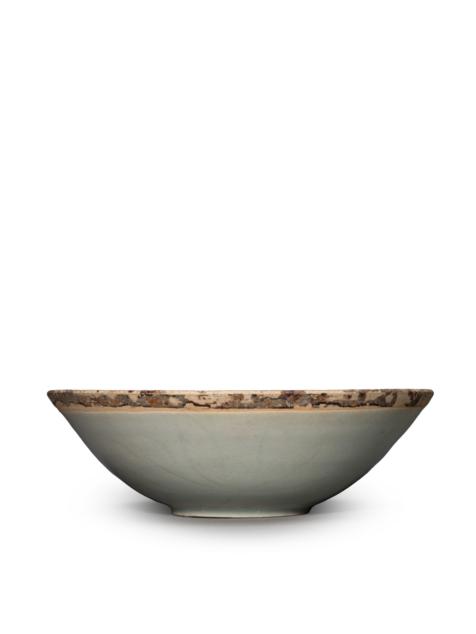 A LARGE QINGBAI-GLAZED BOWL (1 of 3)