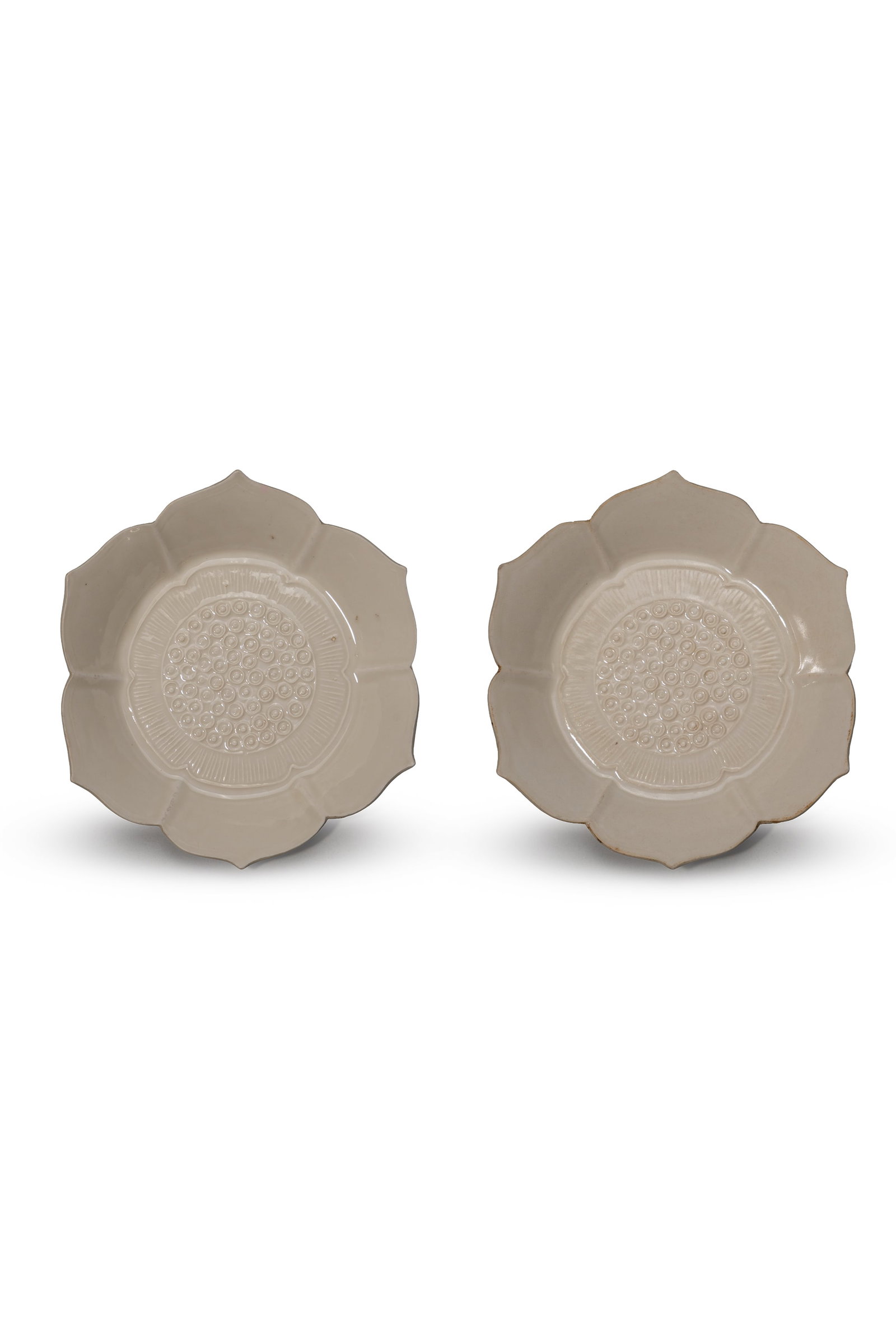 A PAIR OF 'DING' 'FLOWER' DISHES: 年代(Age):SONG(960-1279 A.D.) 。尺寸(Size):14.3 cm Diameter (each)。 來源：日本私人收藏。