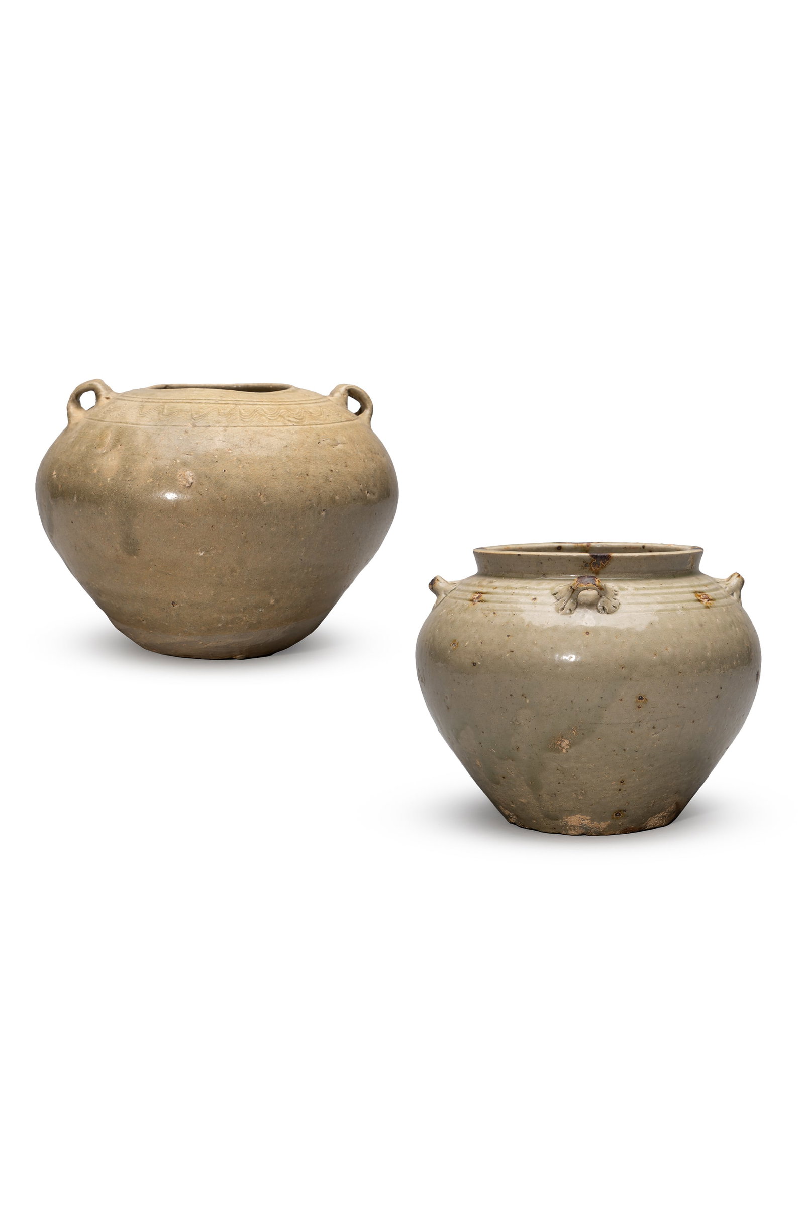 A GROUP OF 'YUE' CELADON-GLAZED JARS: 年代(Age):JIN DYNASTY(266-420 A.D.) 。尺寸(Size):13.3 cm Height, 18 cm Width / 11.9 cm Height, 15.3 cm Width。