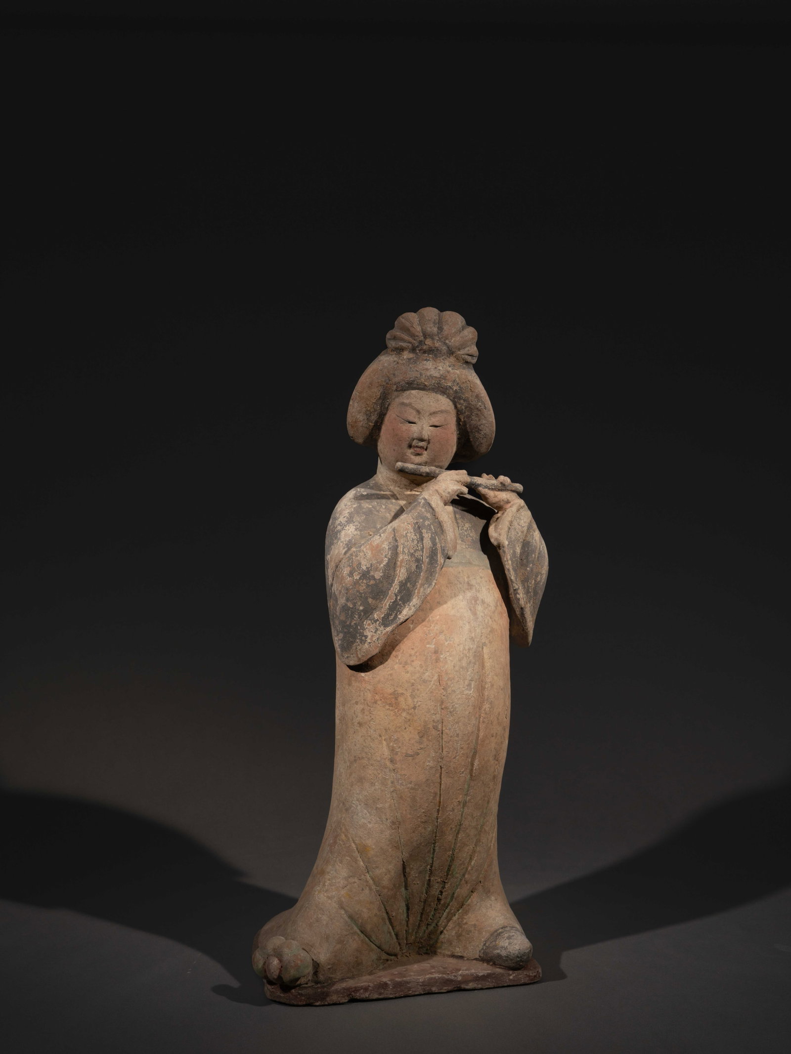 A PAINTED POTTERY FIGURE OF A LADY: 年代(Age):TANG(618-907 A.D.) 。尺寸(Size):46.5 cm Height。 參閱：唐 灰陶加彩仕女俑，台
