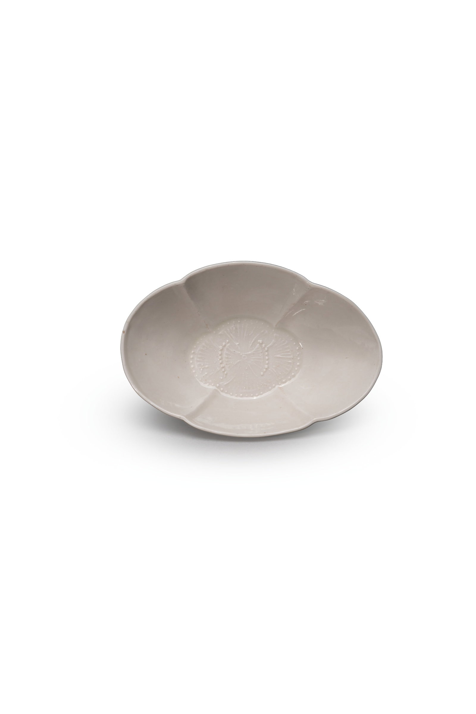 A 'DING' WHITE-GLAZED CUP: 年代(Age):SONG(960-1279 A.D.) 。尺寸(Size):14.7 cm Length, 5 cm Height。