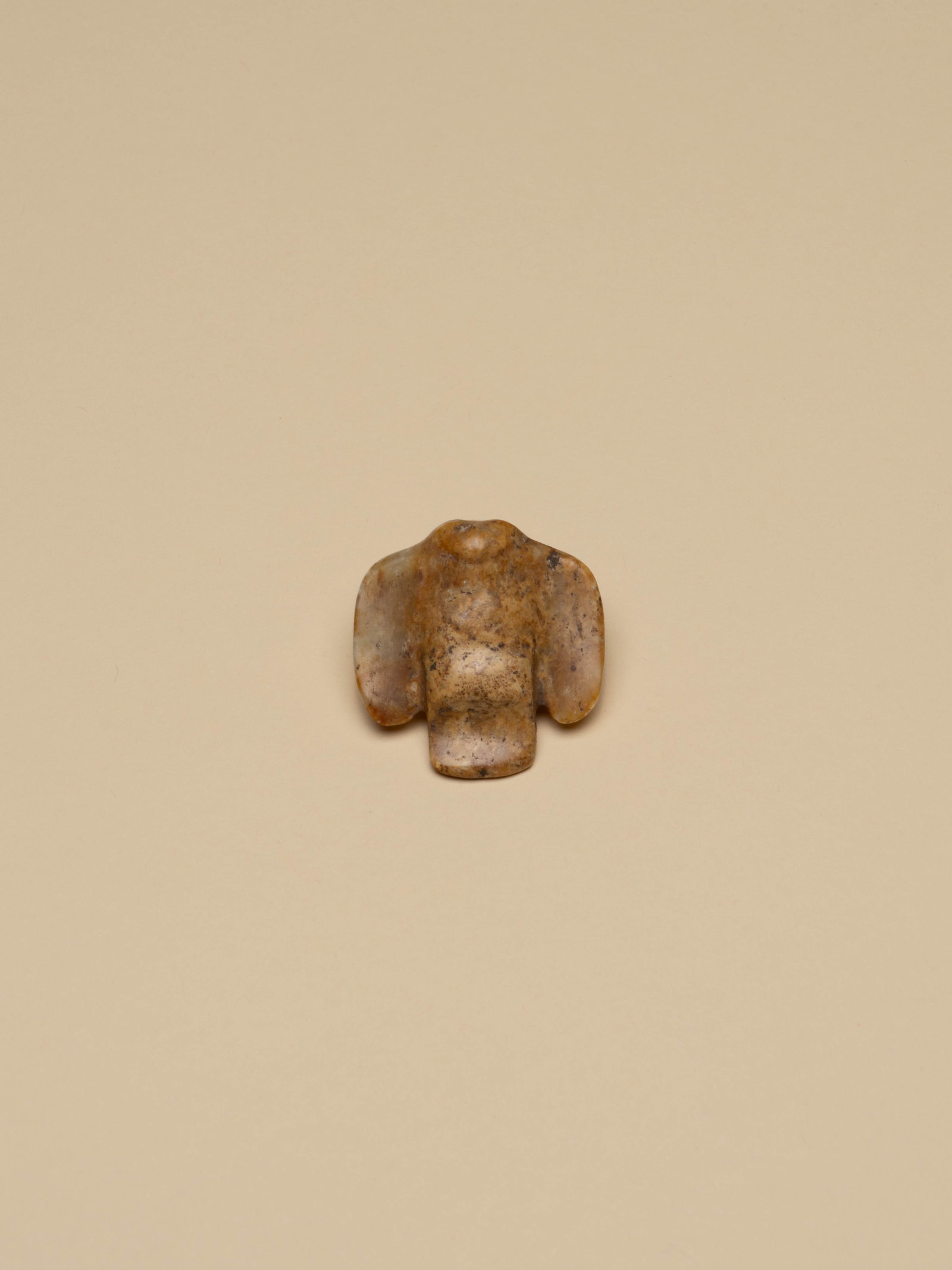 A JADE EAGLE: 年代(Age):NEOLITHIC PERIOD 。尺寸(Size):4.2 cm Width, 4.4 cm Height。