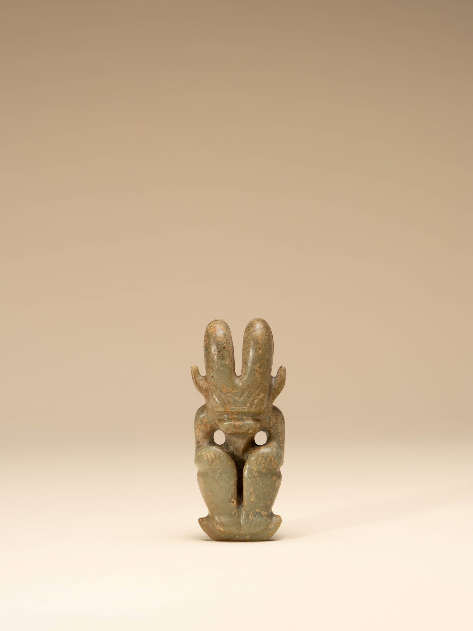 A JADE 'MASK' PENDANT: 年代(Age):NEOLITHIC PERIOD 。尺寸(Size):8.2 cm Height。
