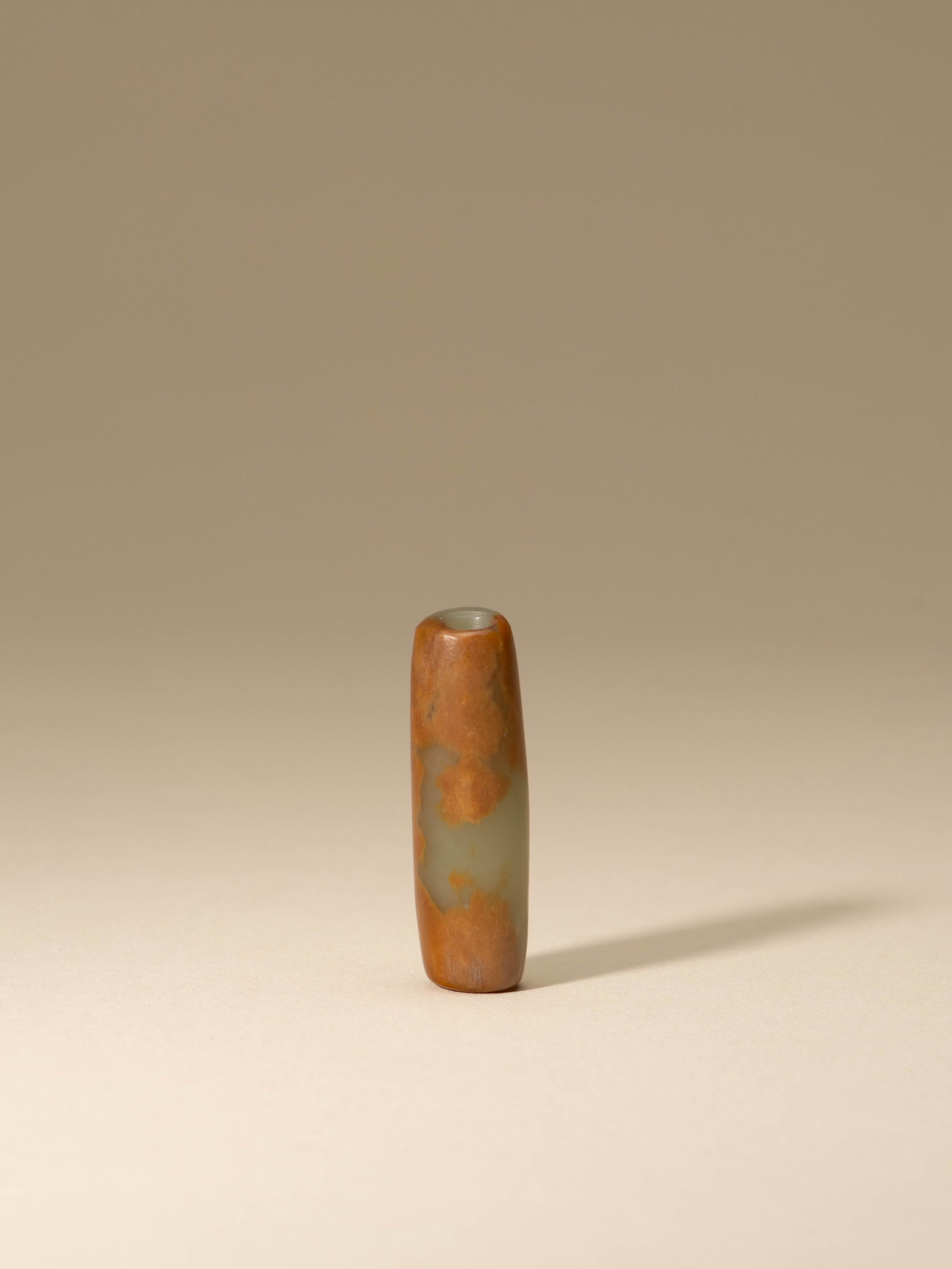 A CELADON JADE BEAD: 年代(Age):NEOLITHIC PERIOD 。尺寸(Size):3.6 cm Height。
