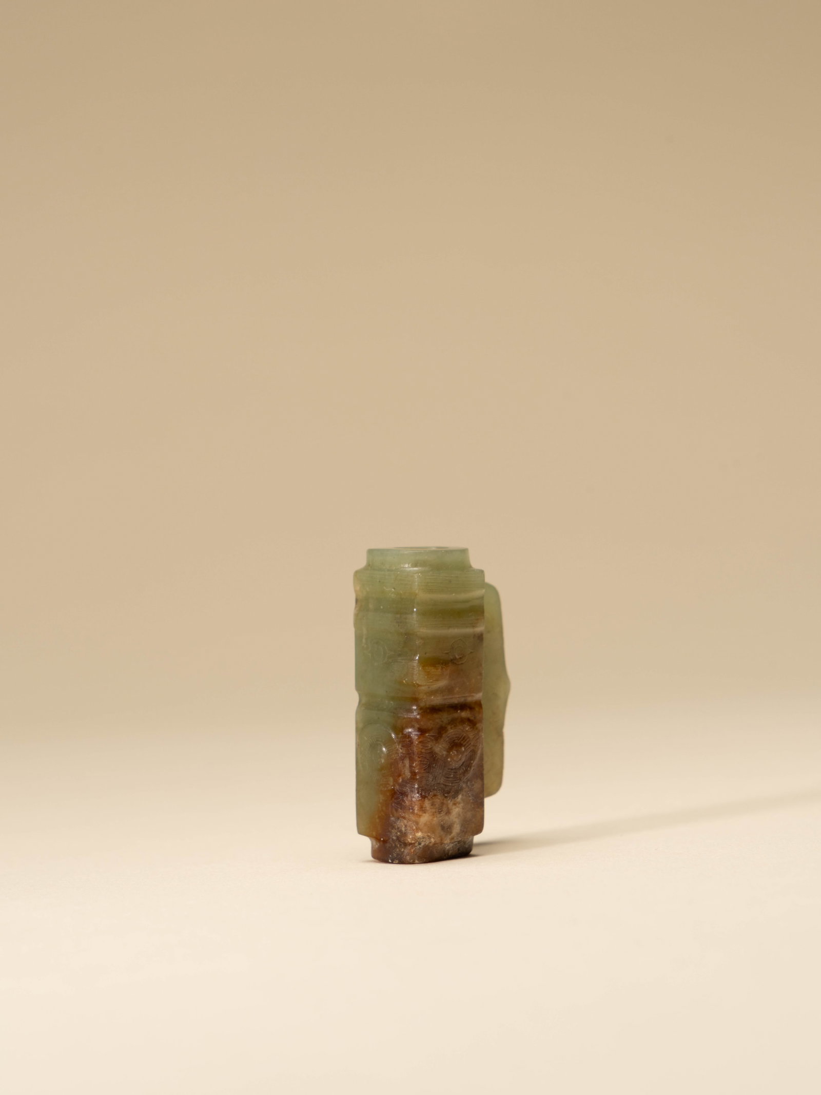 A JADE BEAD: 年代(Age):NEOLITHIC PERIOD 。尺寸(Size):4.1 cm Length。