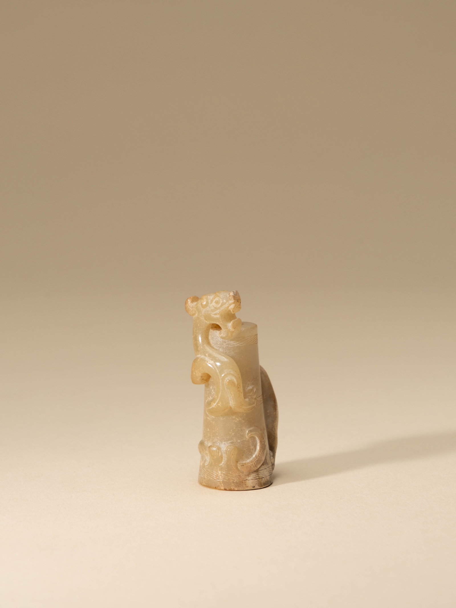 A WHITE JADE 'DRAGON' BEAD: 年代(Age):HAN(206 B.C.-220 A.D.) 。尺寸(Size):4.8 cm Length。