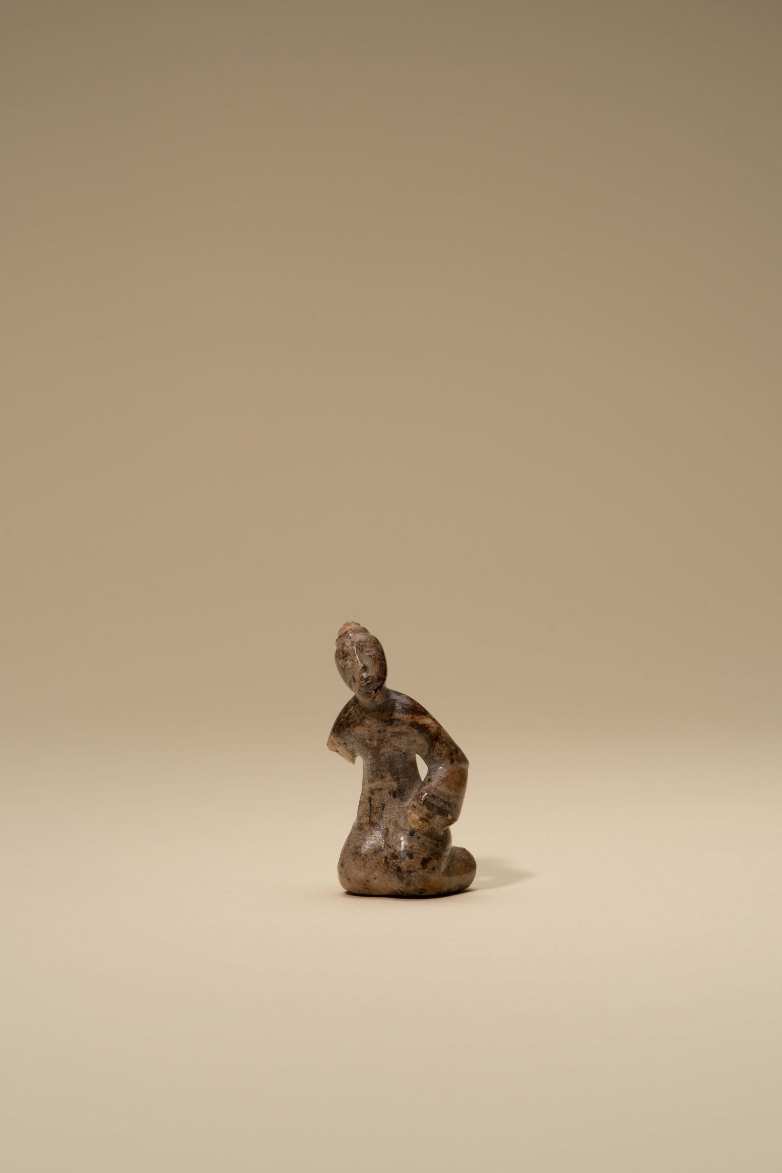 A JADE FIGURE: 年代(Age):HAN(206 B.C.-220 A.D.) 。尺寸(Size):5 cm Height。 來源：日本私人收藏。