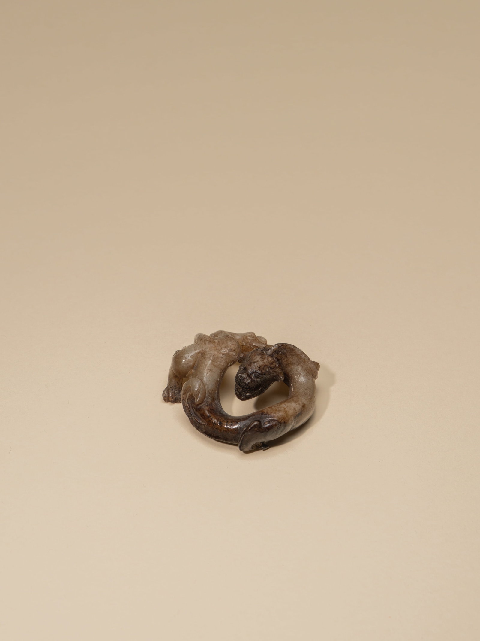 A JADE 'DRAGON' ORNAMENT: 年代(Age):HAN(206 B.C.-220 A.D.) 。尺寸(Size):5.3 cm Length。 來源：日本私人收藏。
