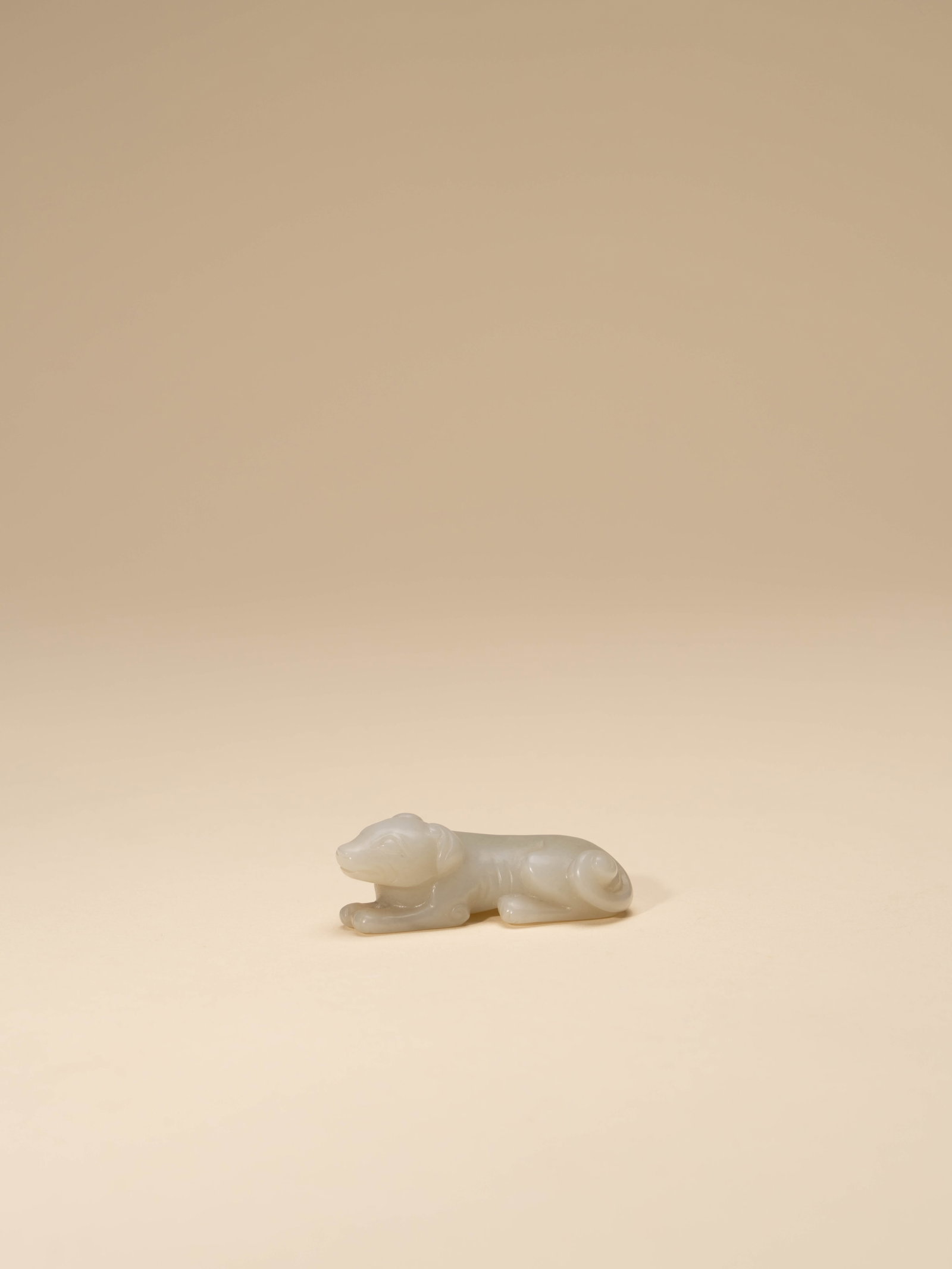 A JADE DOG: 年代(Age):MING OR BEFORE 。尺寸(Size):6 cm Length。