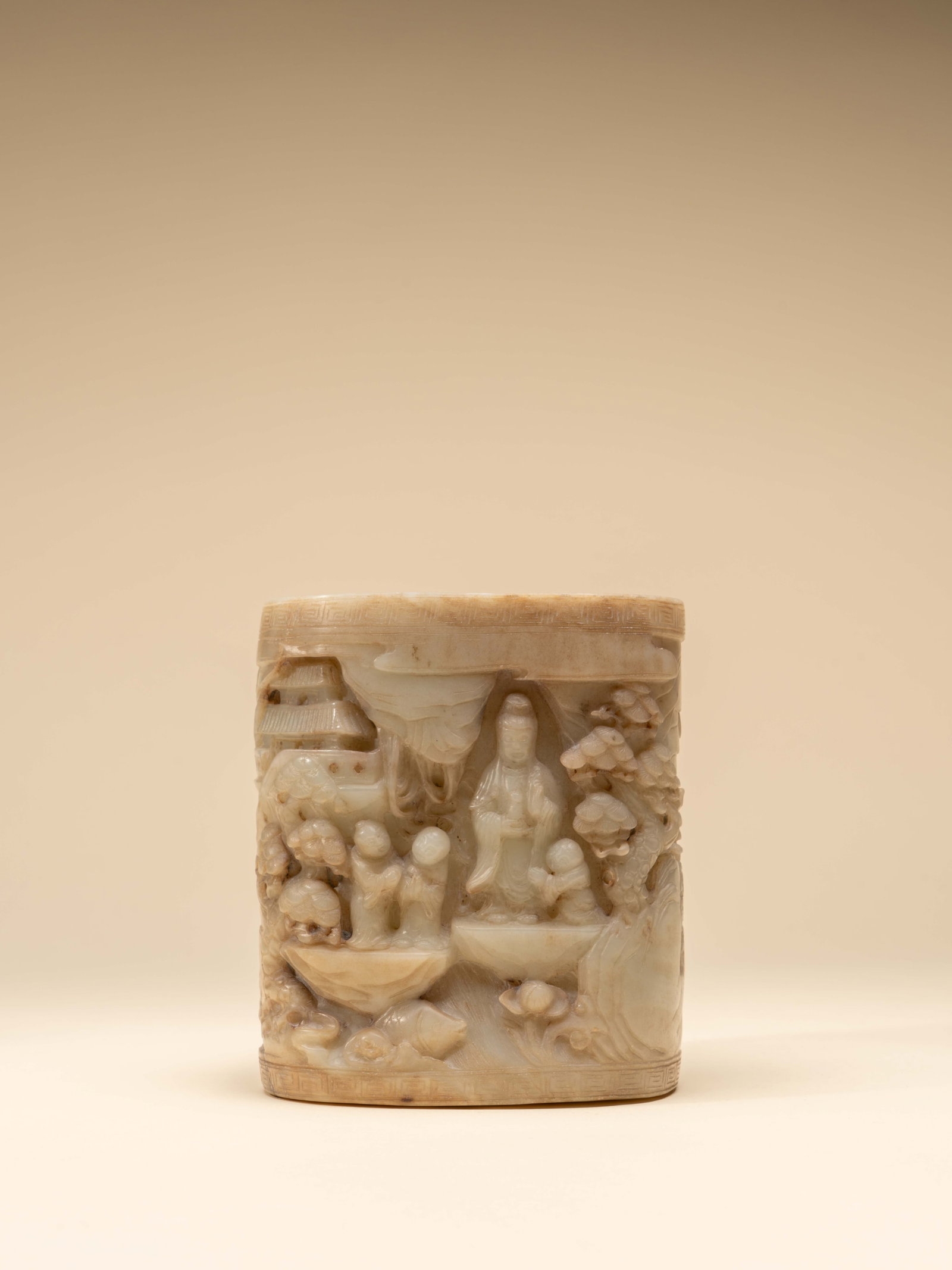 A WHITE JADE BRUSHPOT: 年代(Age):QING OR BEFORE 。尺寸(Size):14 cm Height。