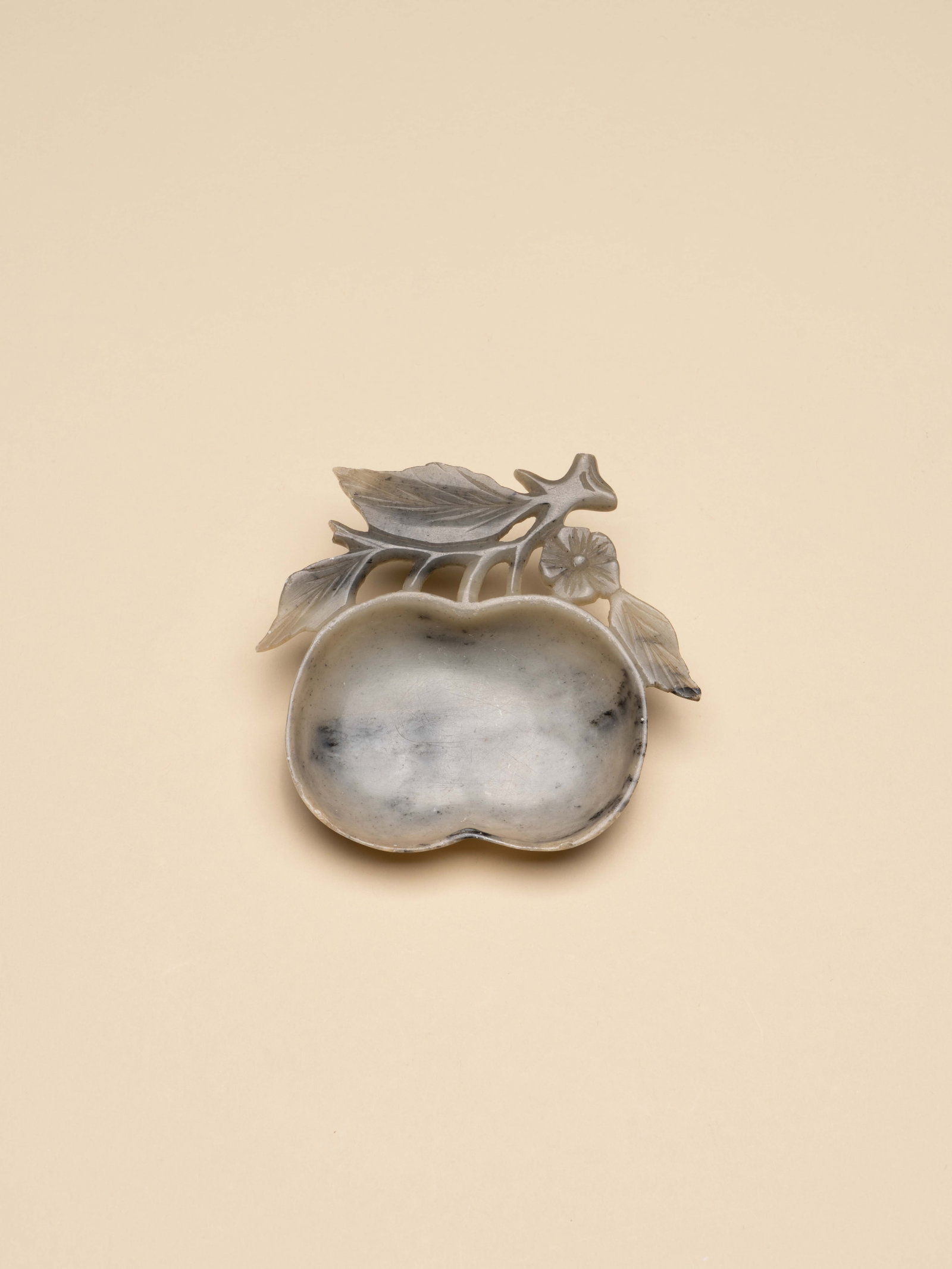 A WHITE JADE 'PEACH' BRUSH WASHER: 年代(Age):QING(1644-1911 A.D.) 。尺寸(Size):10.9 cm Width。