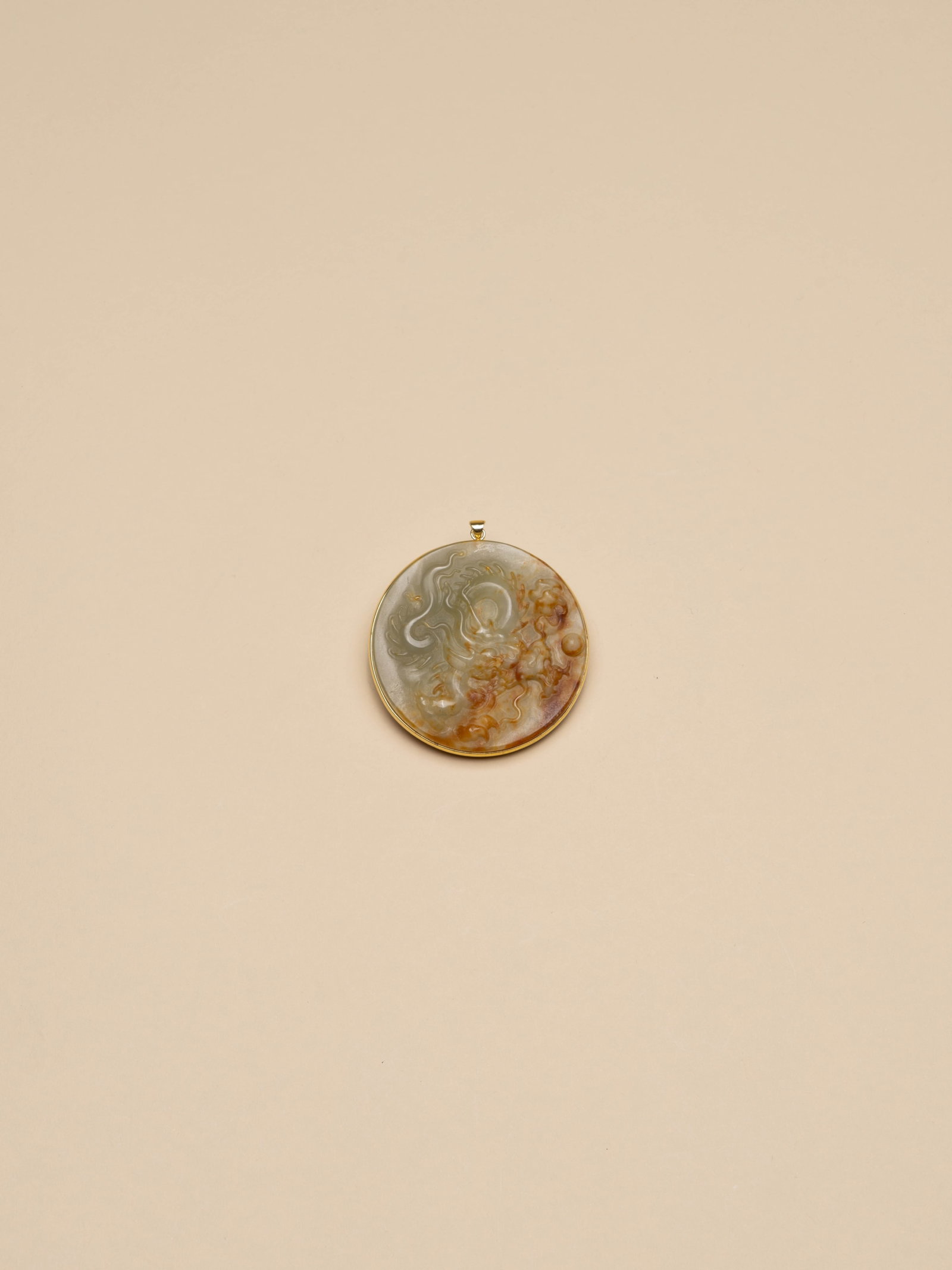 A WHITE JADE 'DRAGON' PENDANT: 年代(Age):EXPORT WARE PERIOD 。尺寸(Size):5.5 cm Diameter。